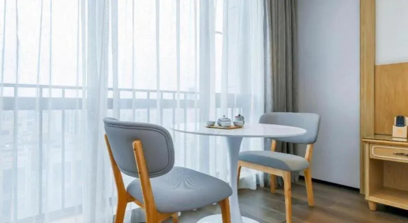 Vienna Hotel Chongqing Yangjiaping Pedestrian Street Light Railway Station