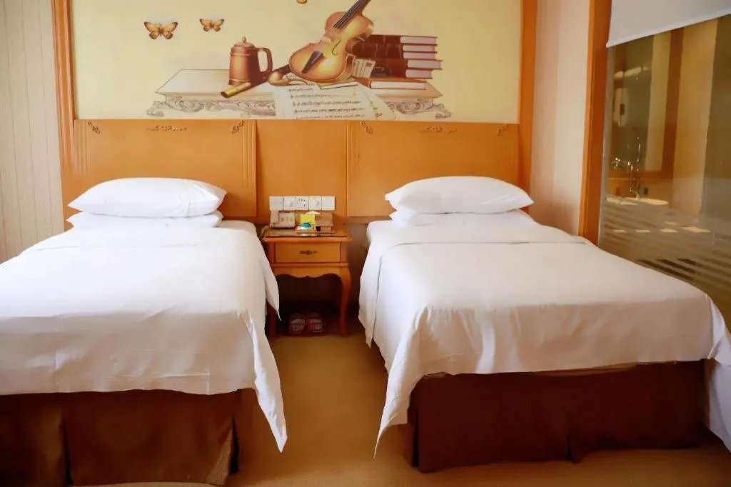 Bed in Vienna Hotel Xi'an Xijing Hospital Tonghuamen Metro Station