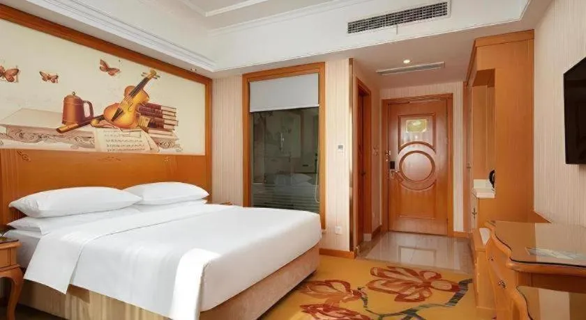 Bed in Vienna Hotel Xi'an Xijing Hospital Tonghuamen Metro Station