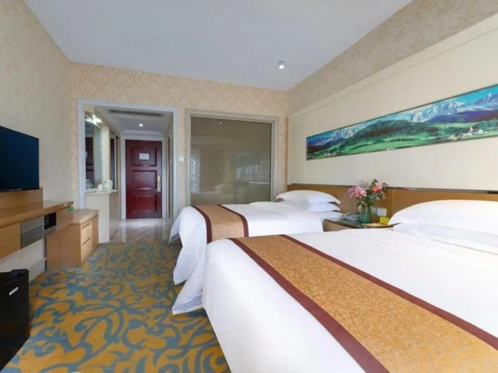 Bed in Vienna Hotel Guangdong Zhuhai Mingzhu Station Guozheng