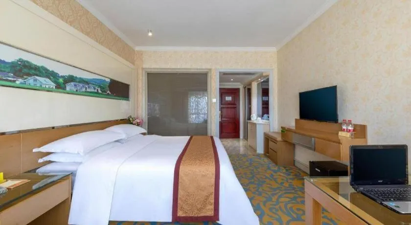 Bed in Vienna Hotel Guangdong Zhuhai Mingzhu Station Guozheng