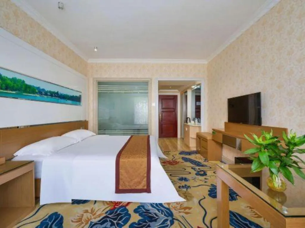 Bed in Vienna Hotel Guangdong Zhuhai Mingzhu Station Guozheng