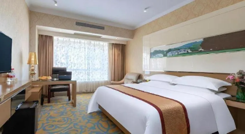 Bed in Vienna Hotel Guangdong Zhuhai Mingzhu Station Guozheng