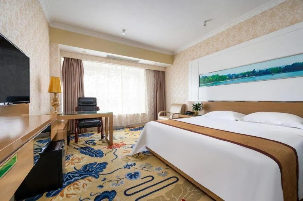 Bed in Vienna Hotel Guangdong Zhuhai Mingzhu Station Guozheng