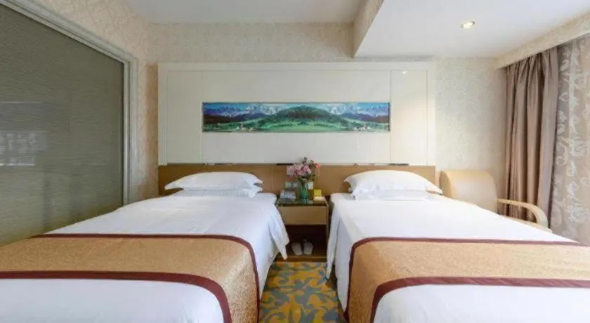 Bed in Vienna Hotel Guangdong Zhuhai Mingzhu Station Guozheng