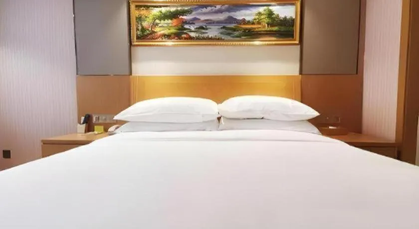 Bed in Vienna Hotel Guangzhou Baiyun Airport Huadu Avenue
