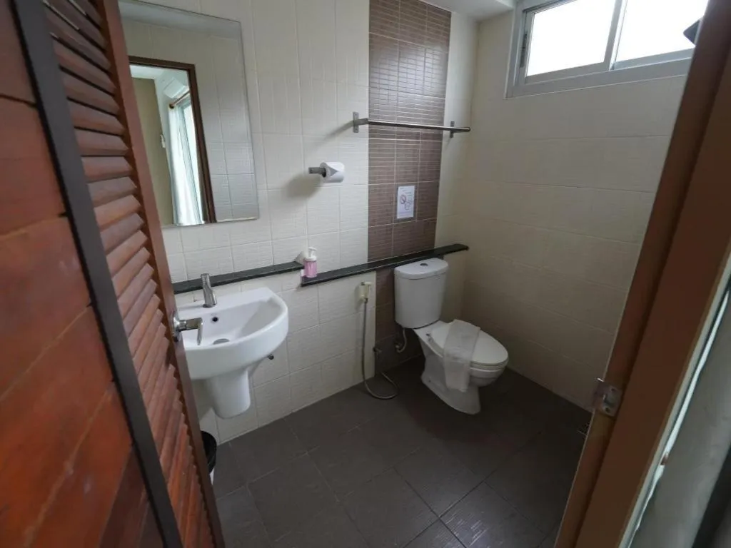 RoomQuest Chiang Mai Tha Sala