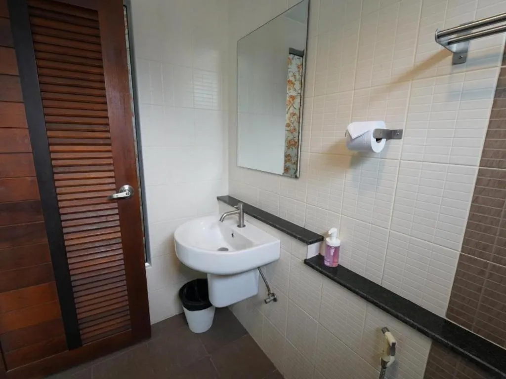 RoomQuest Chiang Mai Tha Sala