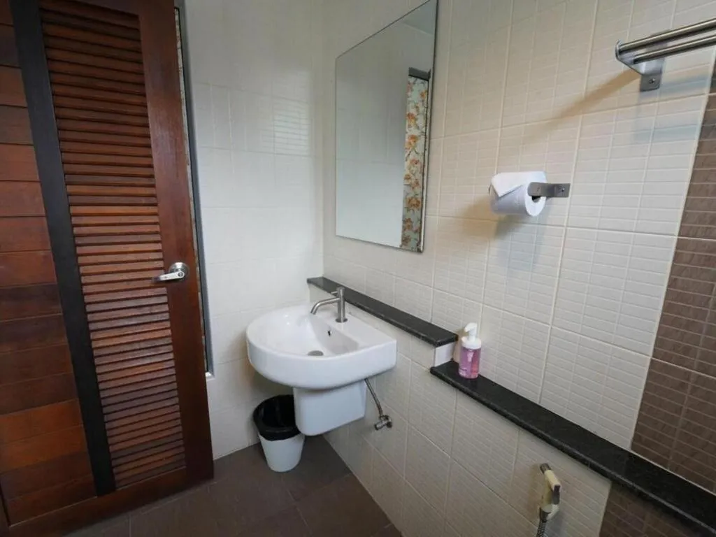 RoomQuest Chiang Mai Tha Sala