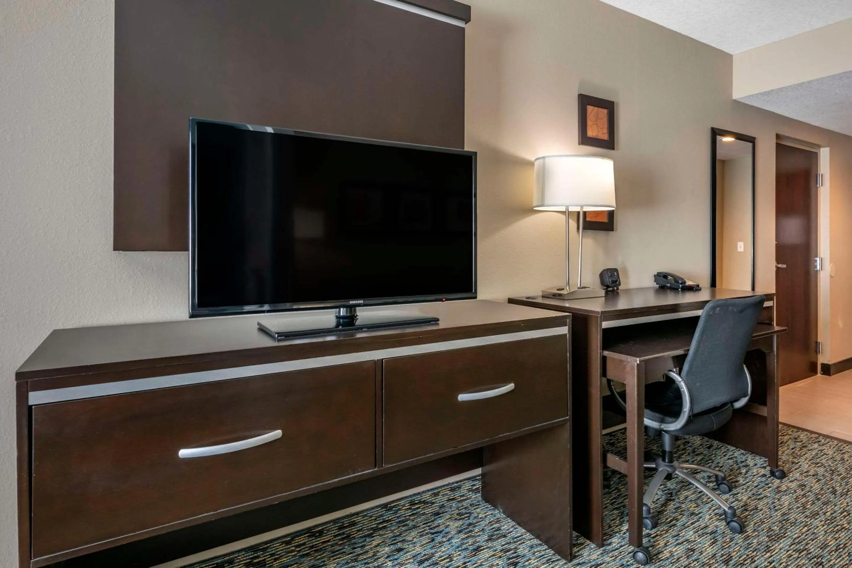 Bedroom in Comfort Suites Fort Lauderdale Airport South & Cruise Port
