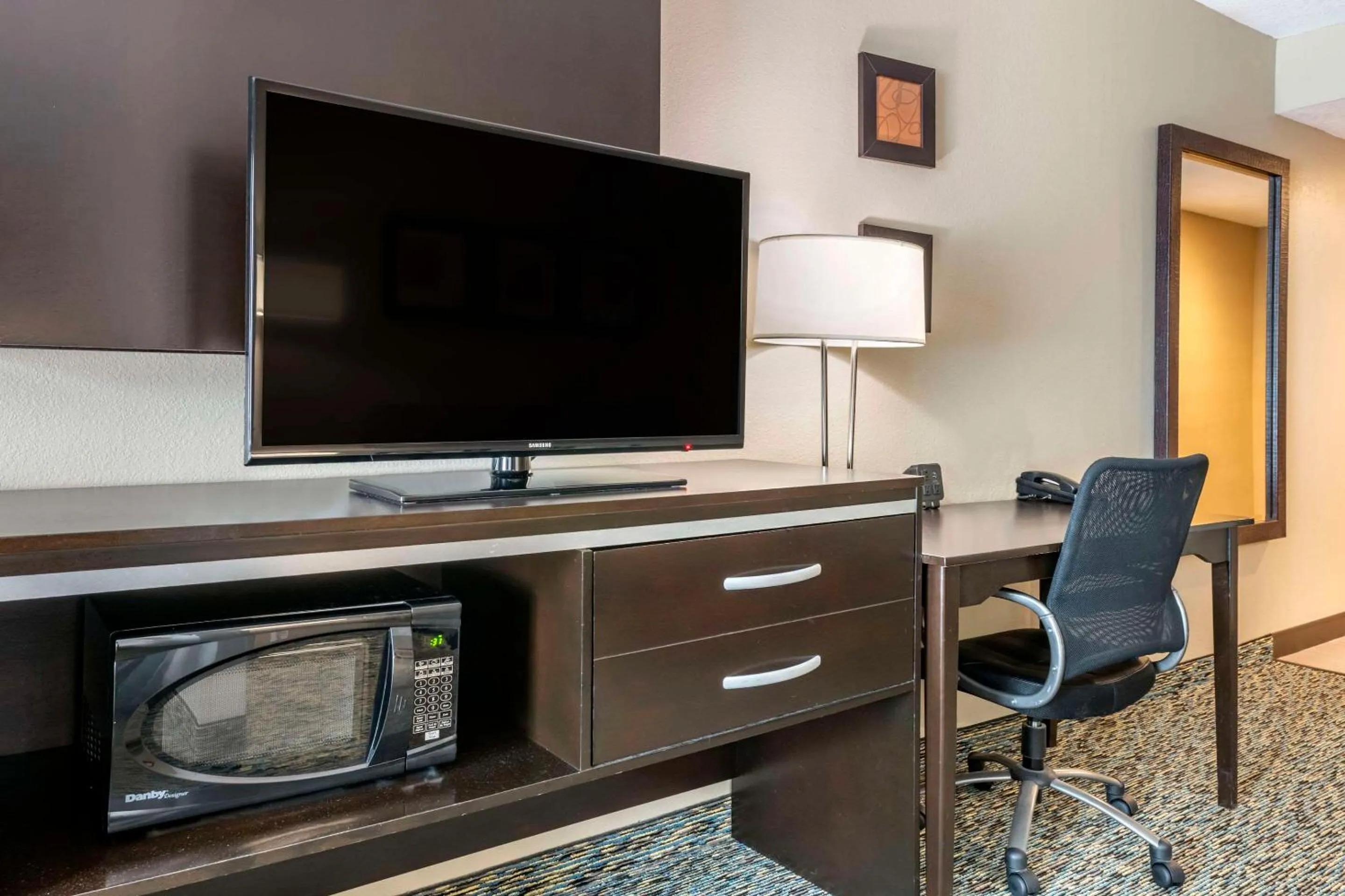 Bedroom in Comfort Suites Fort Lauderdale Airport South & Cruise Port