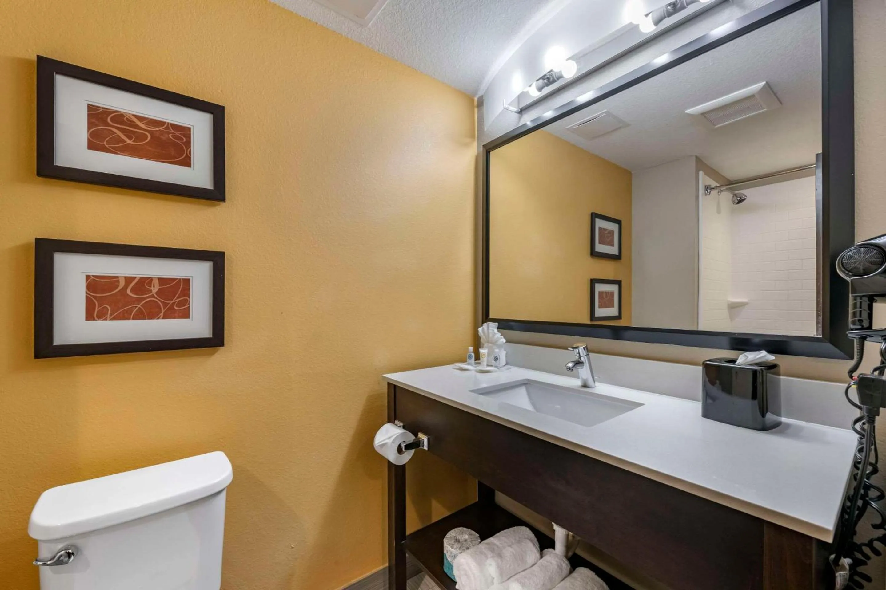 Bedroom in Comfort Suites Fort Lauderdale Airport South & Cruise Port