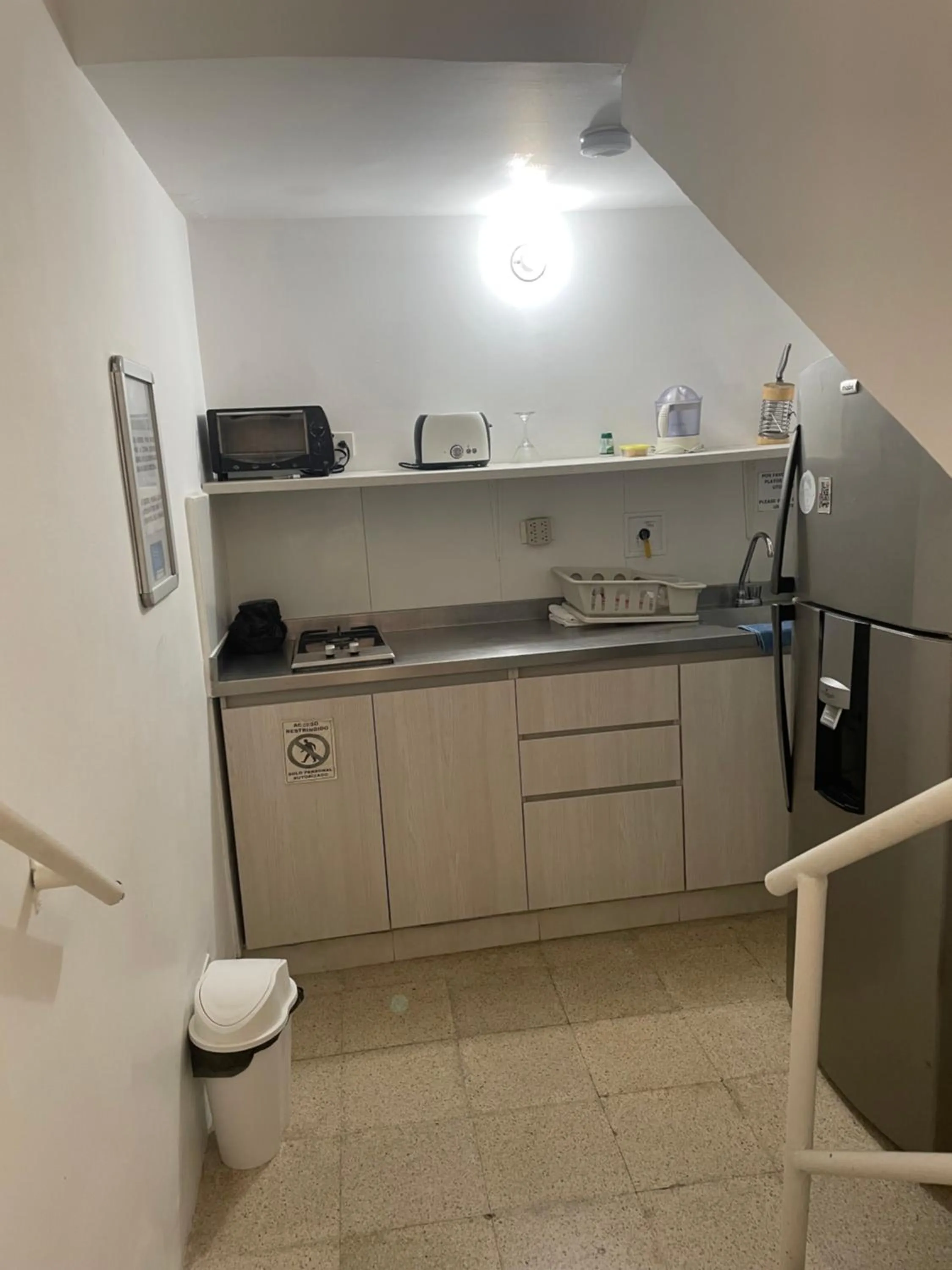 Communal kitchen in Hostal Lleras Calle 8