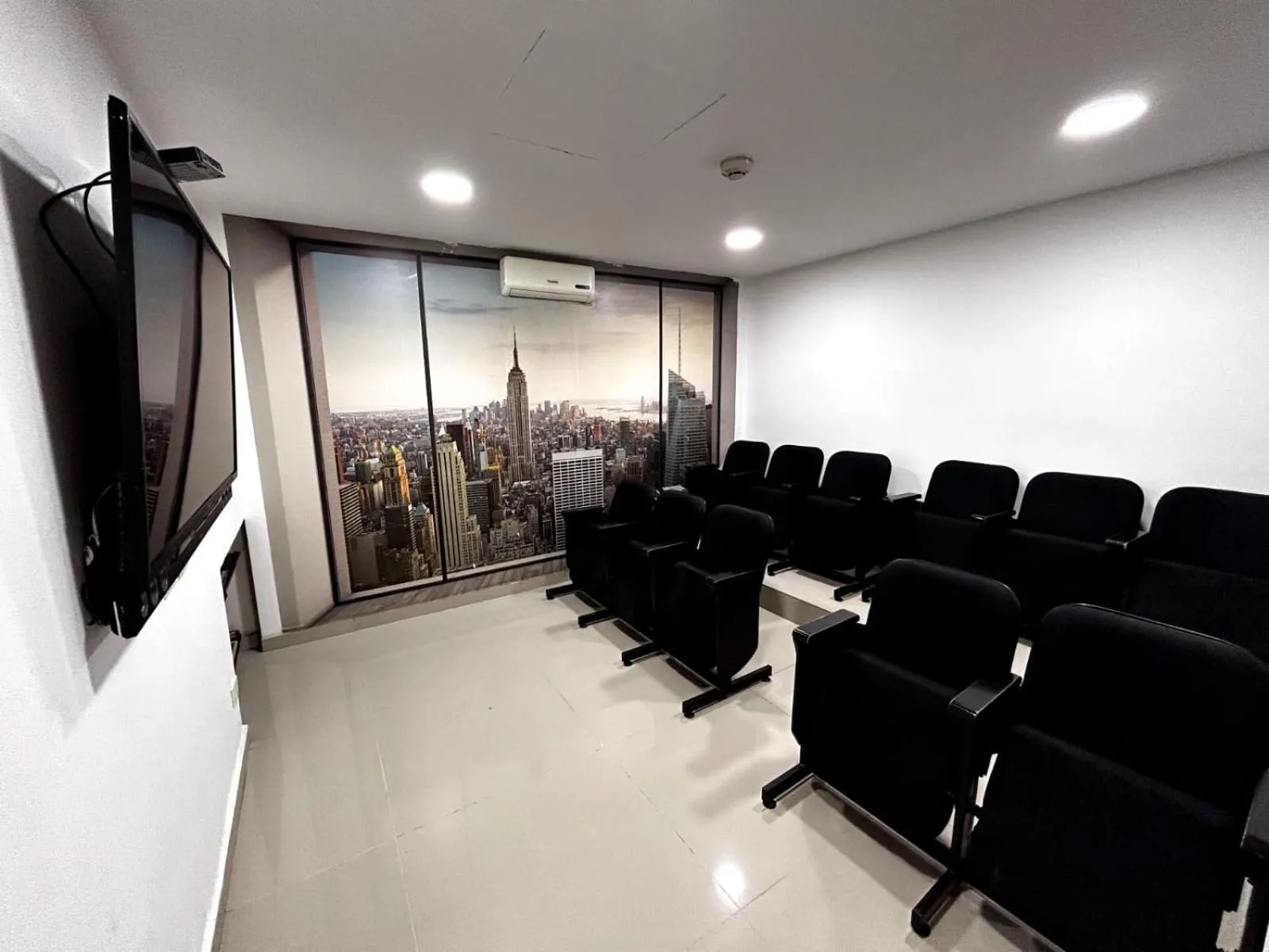 Communal lounge/ TV room in Hostal Lleras Calle 8