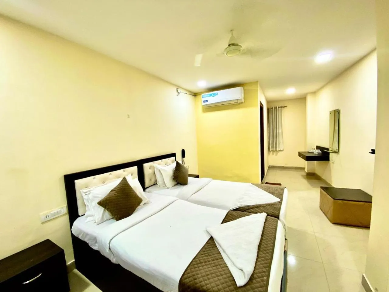 Property building, Bed in Hotel Sky Park