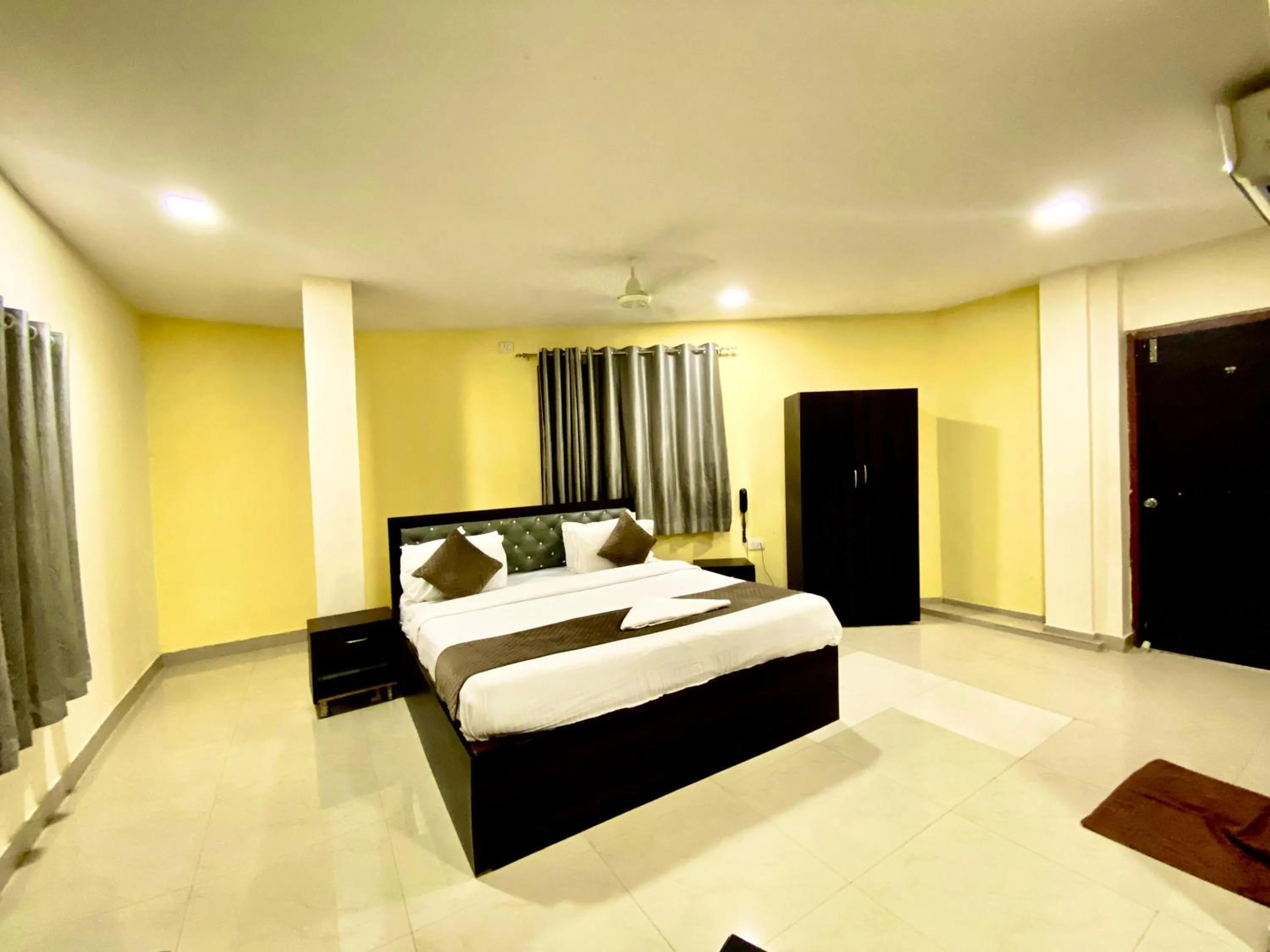 Property building, Bed in Hotel Sky Park