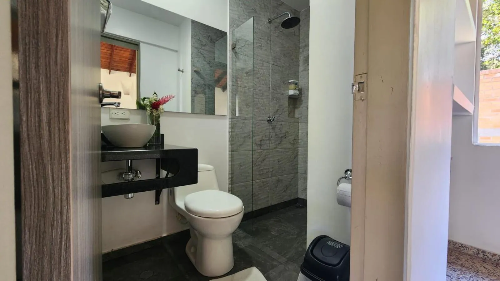 Shower in Hotel Parador del Gitano