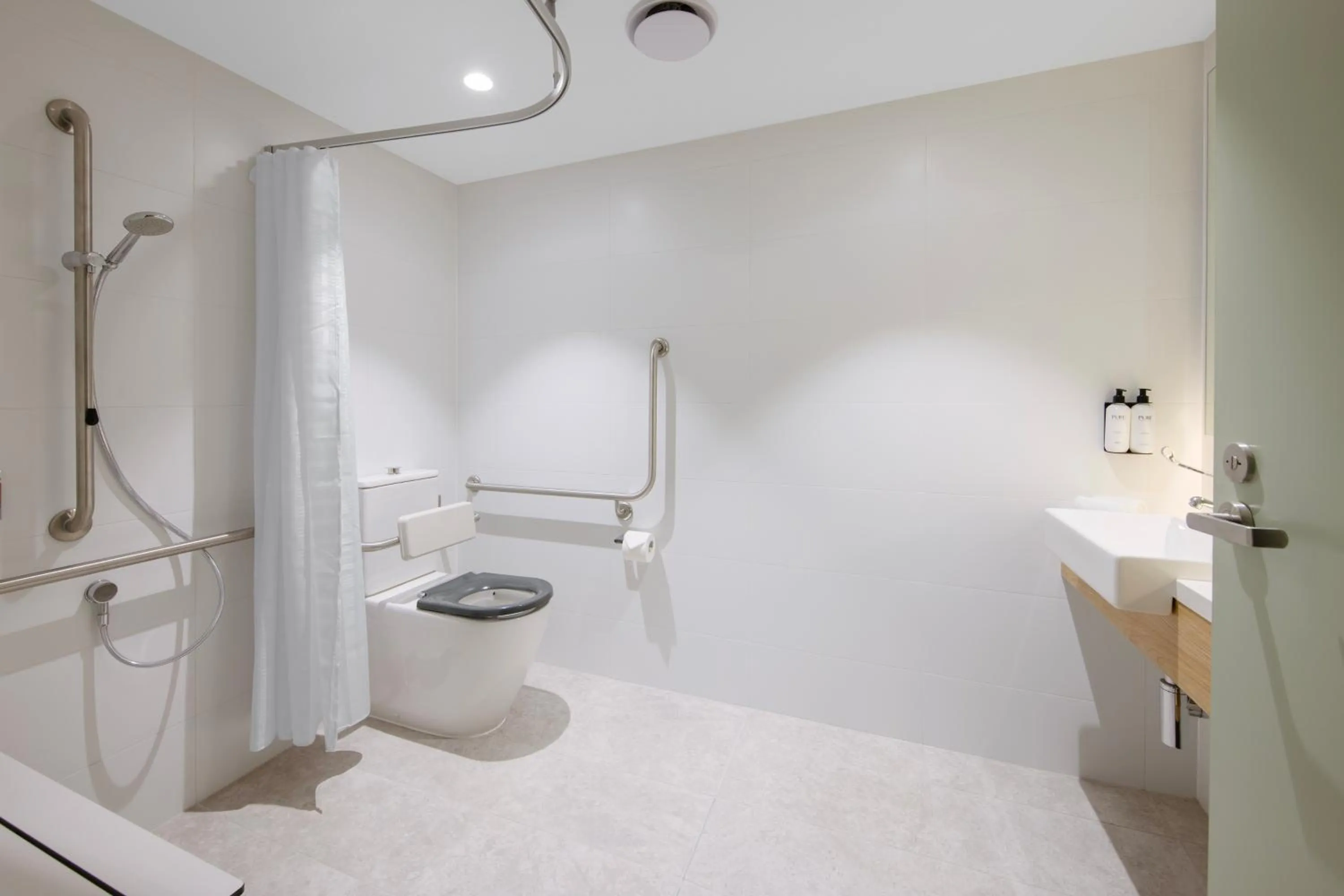 Shower in Haberfield Hotel