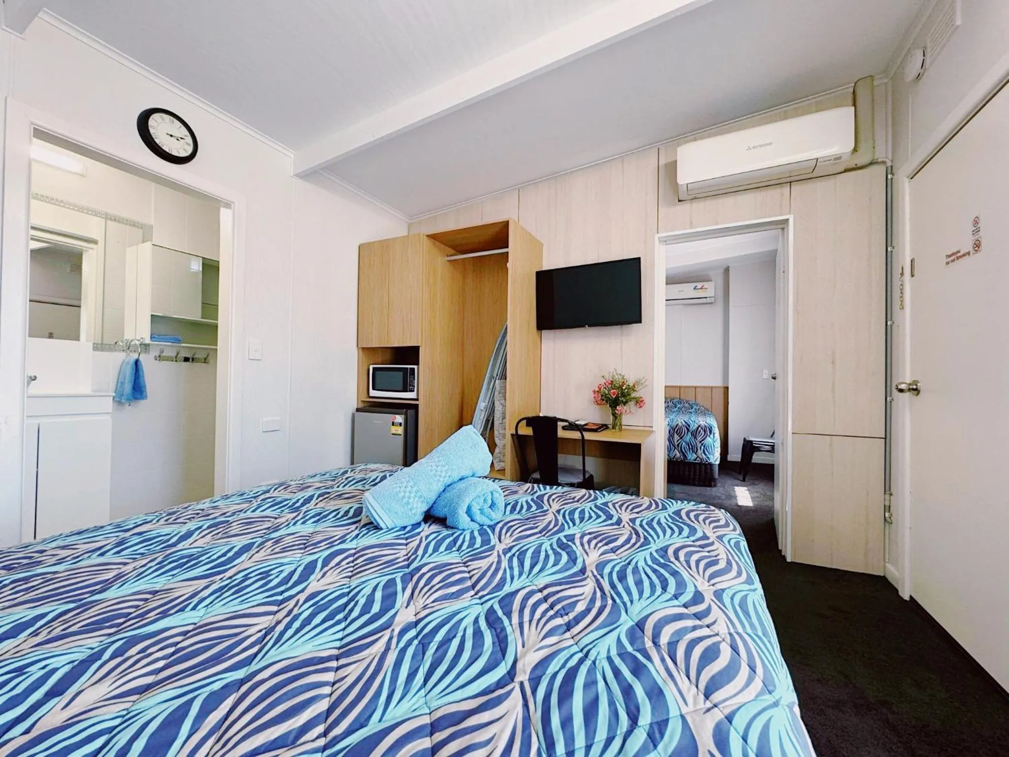 Bed in Seymour Motel