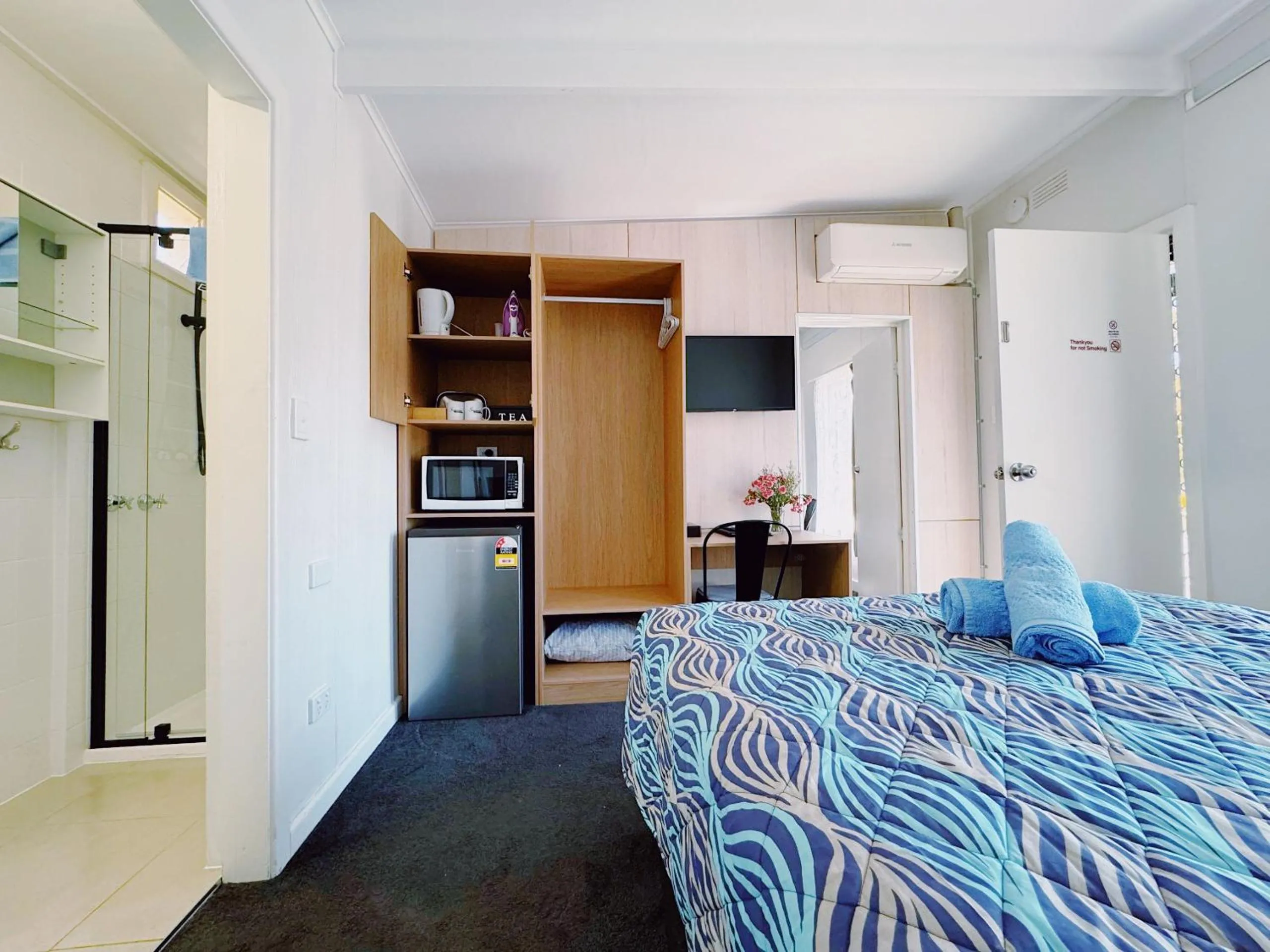 Bed in Seymour Motel