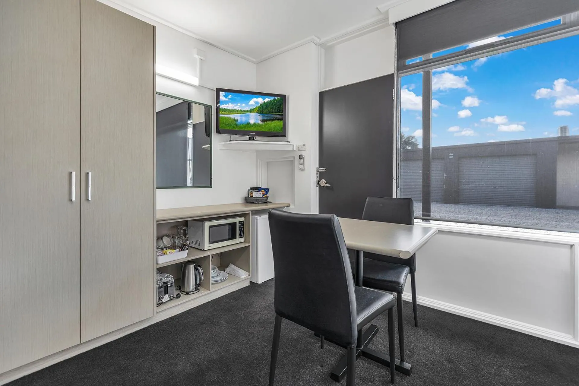 TV and multimedia in Rochester Motel