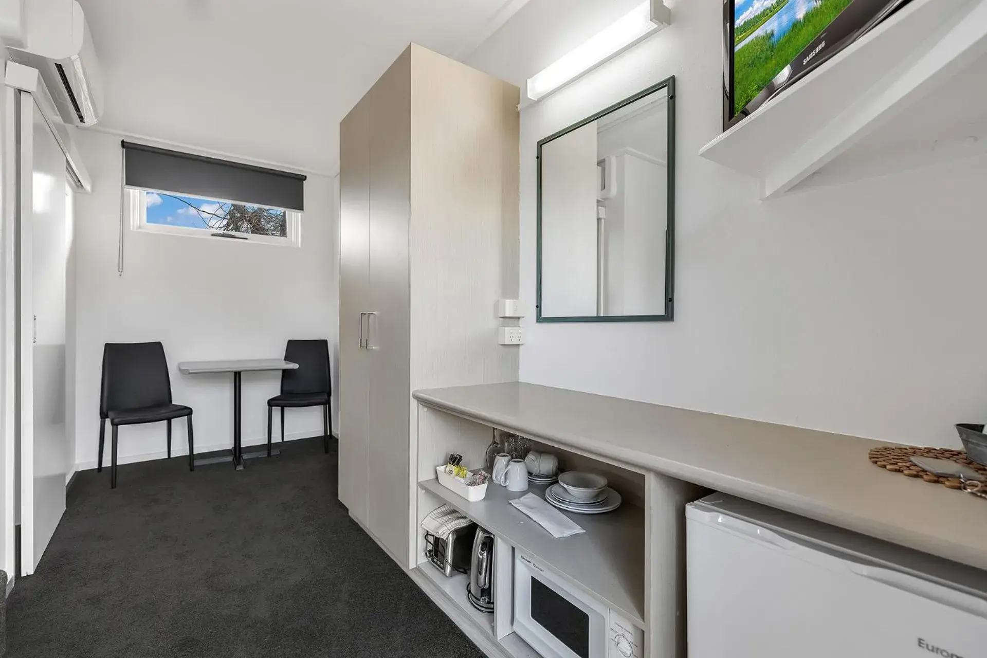 Queen Room in Rochester Motel Queen Room in Rochester Motel