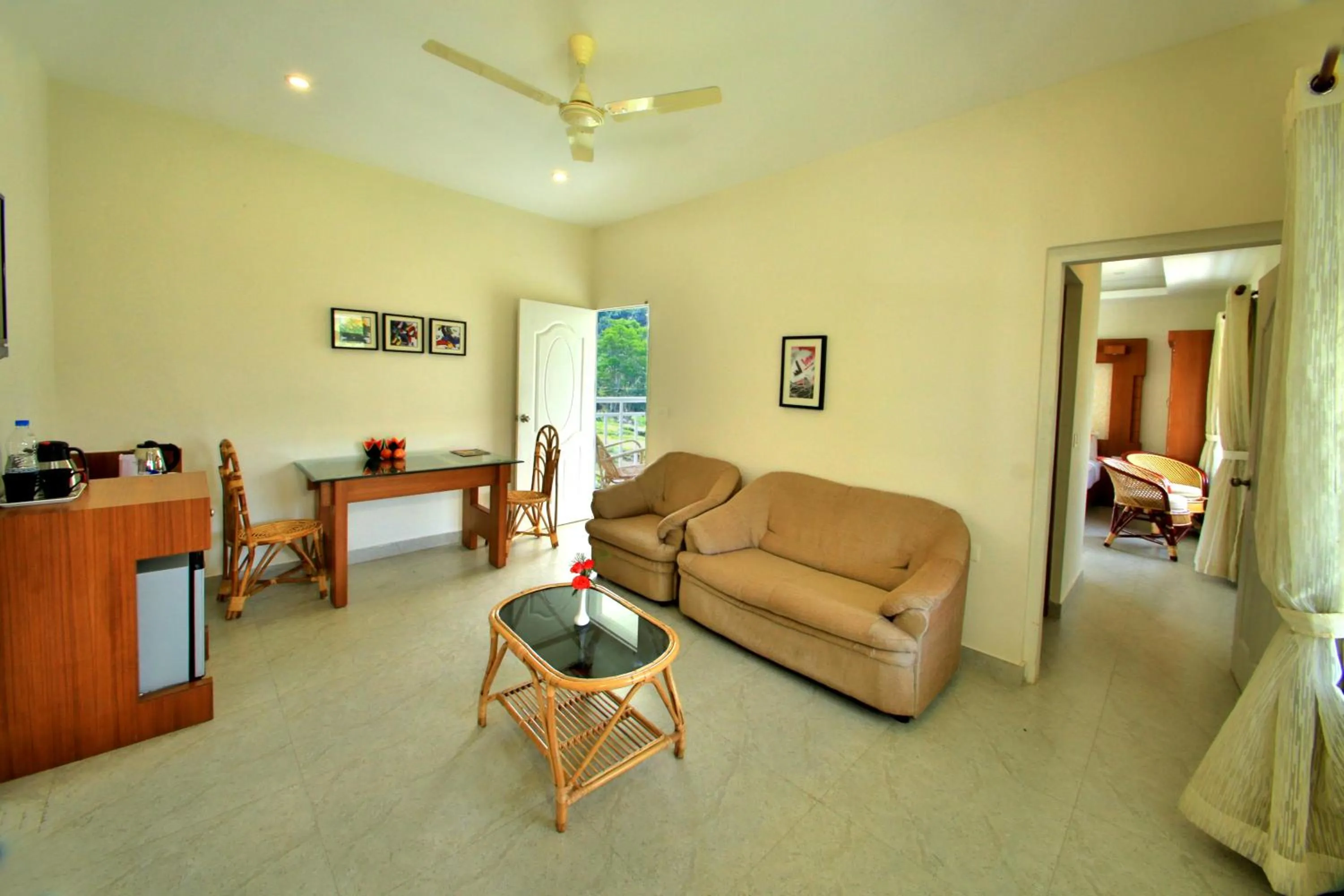 Living room, Bed in Monsoon Grande