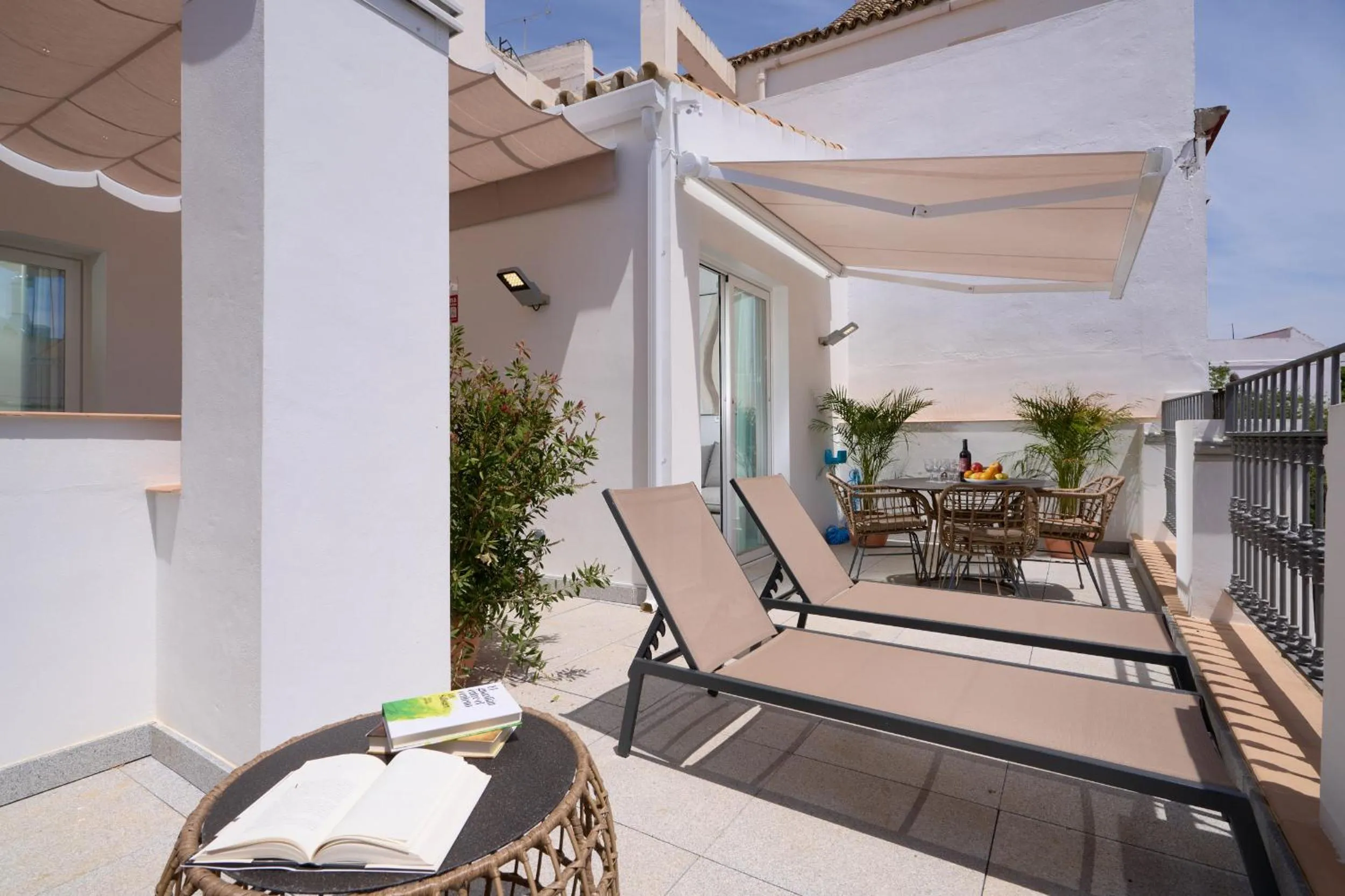 Balcony/Terrace in Naranjas y Limones, by Homing U