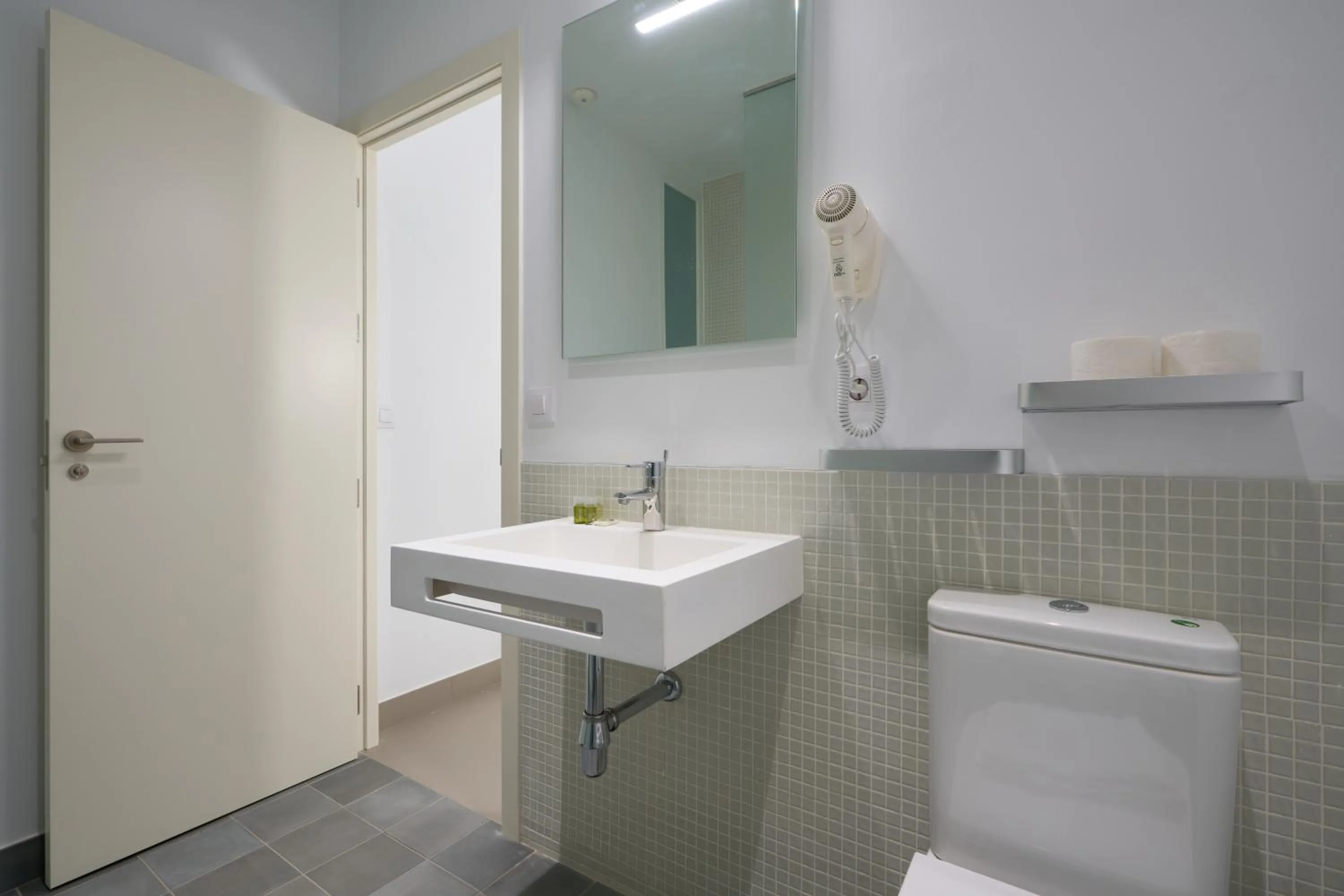 Bathroom in Naranjas y Limones, by Homing U