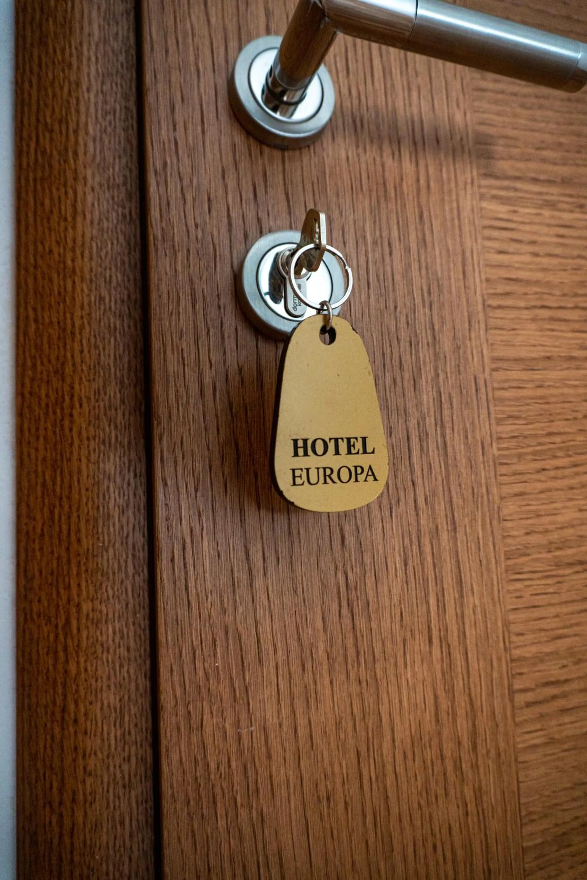 Text overlay in Hotel Europa