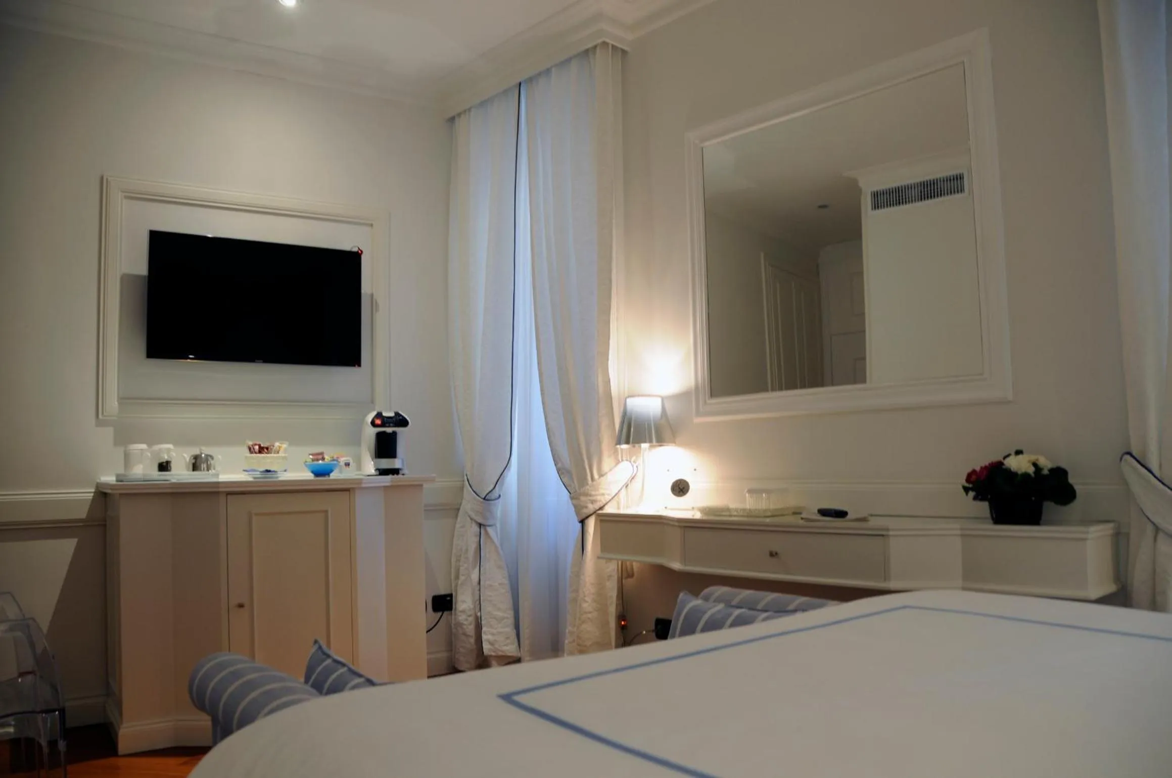 Photo of the whole room, Bed in Suite Fontana di Trevi