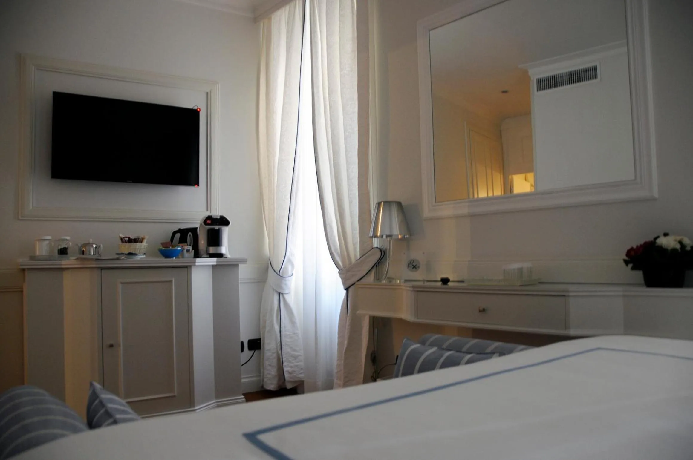 Photo of the whole room, Bed in Suite Fontana di Trevi