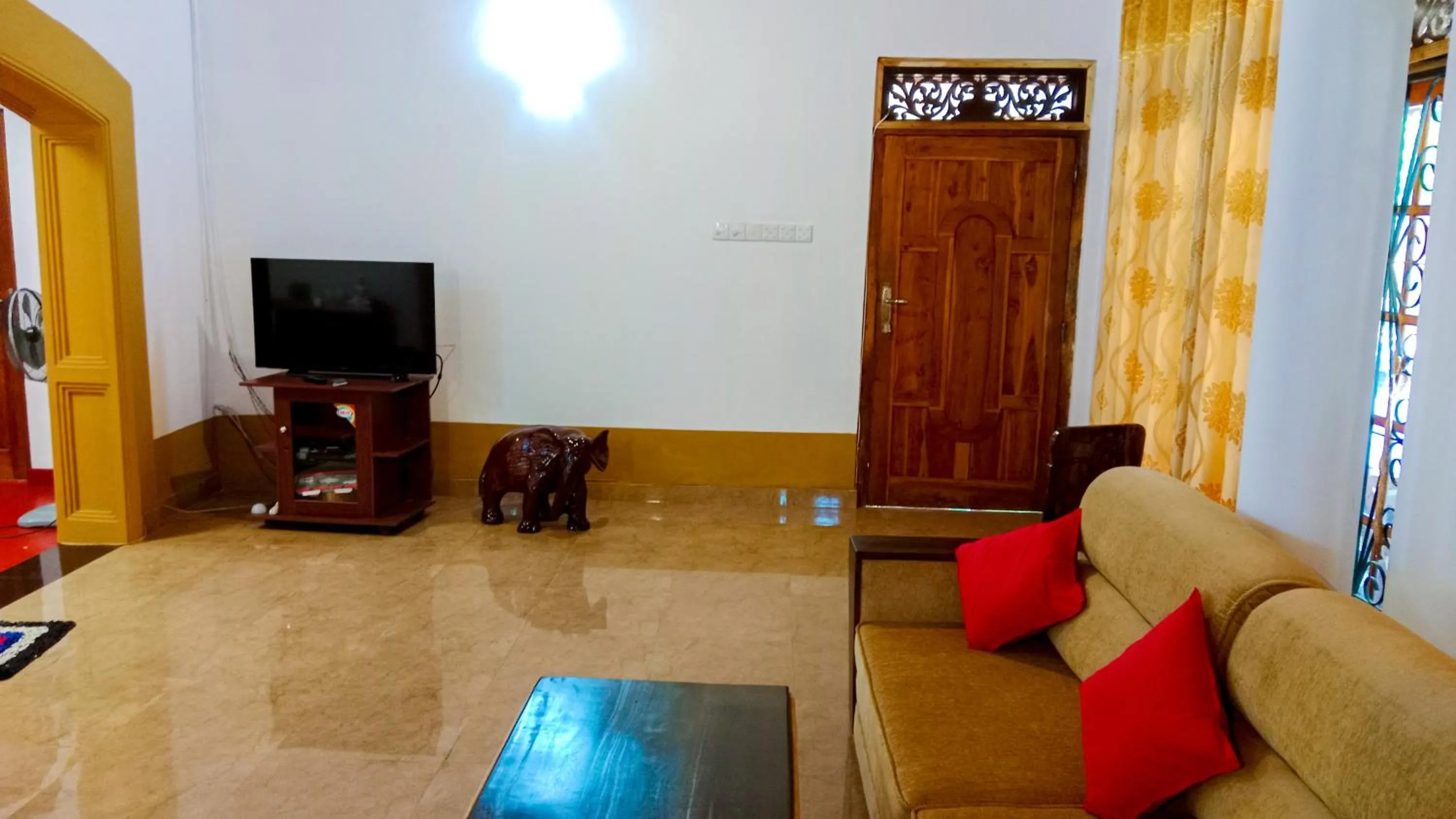 Communal lounge/ TV room in Sigiri Thilanka Rest Sigiriya