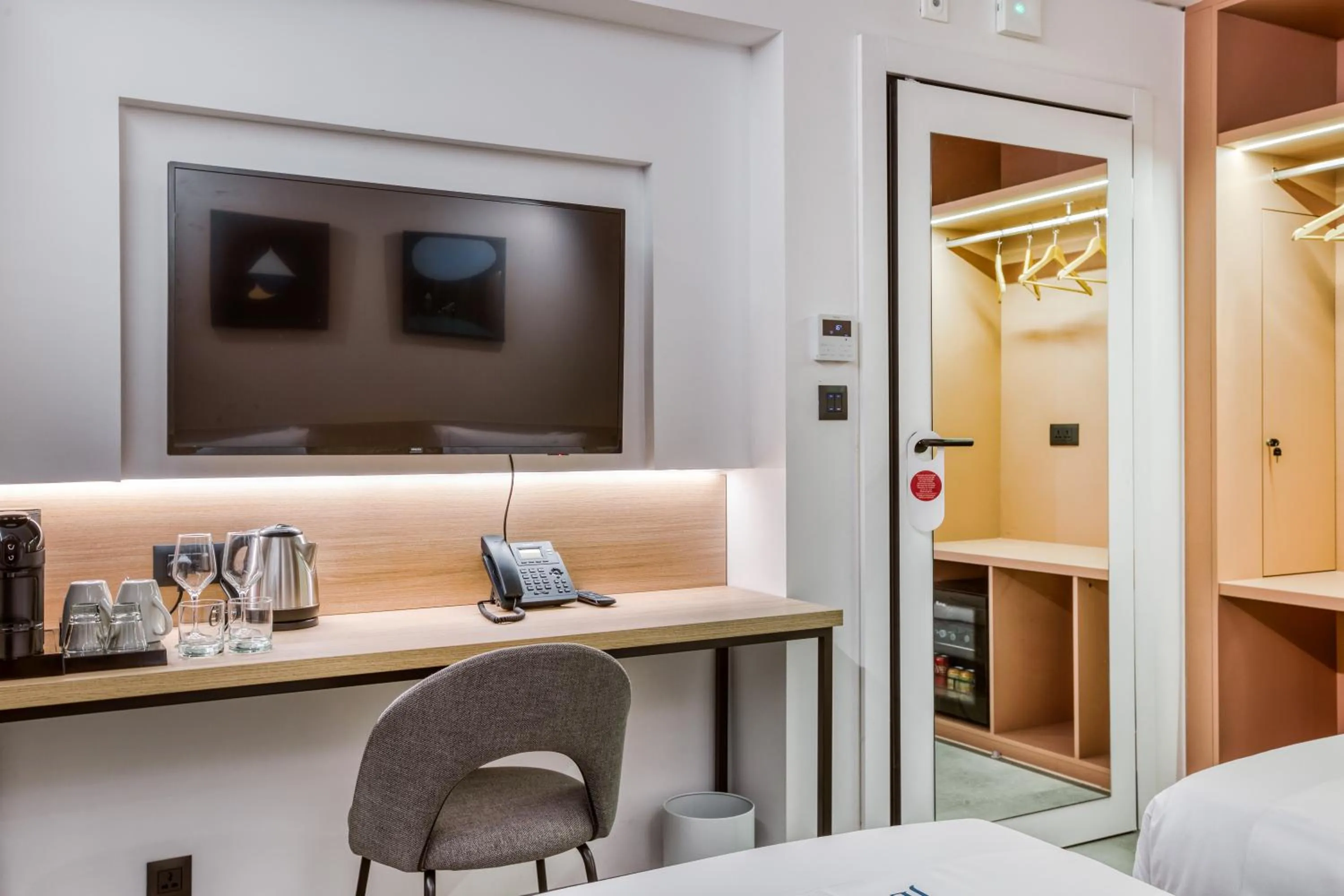 Seating area, Bed in JL Hotel