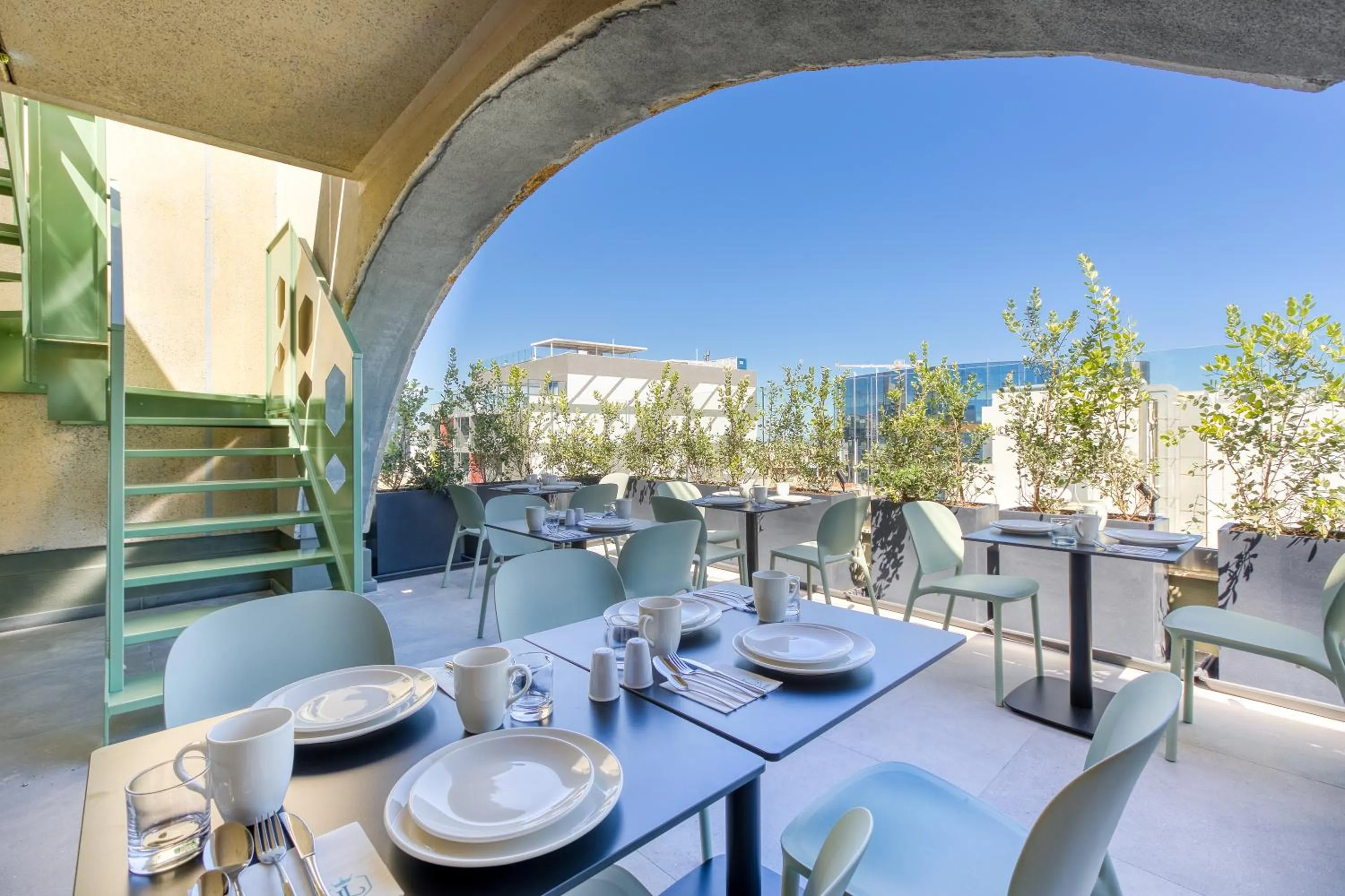 Restaurant/places to eat in JL Hotel