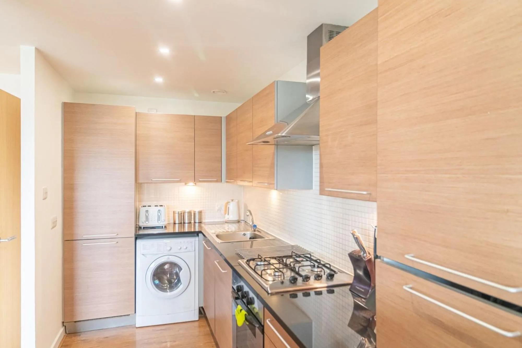 Kitchen or kitchenette, Kitchen/Kitchenette in SECC Hydro Executive 7 Apartment