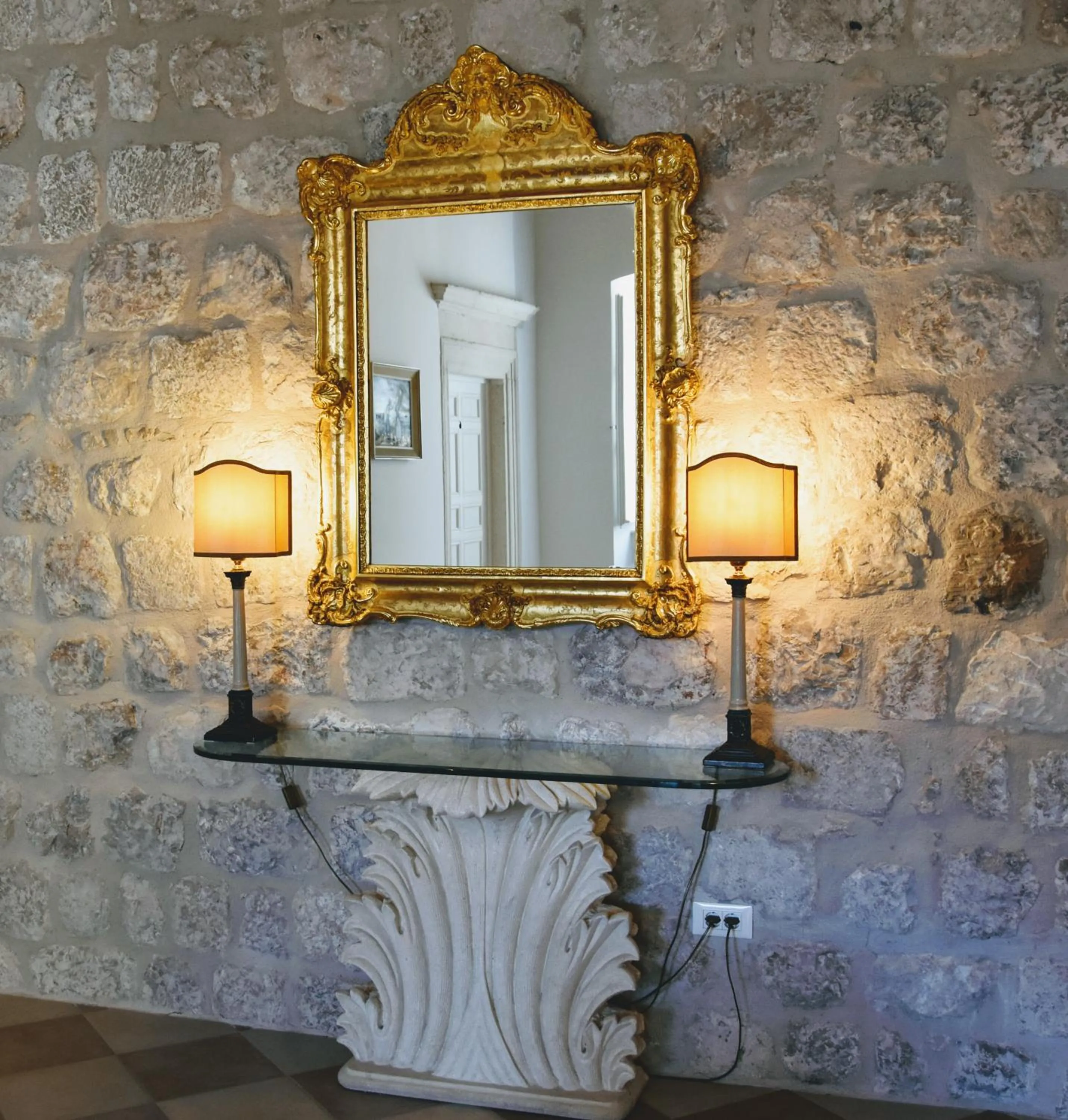 Decorative detail in SUNce Palace Apartments with free offsite parking