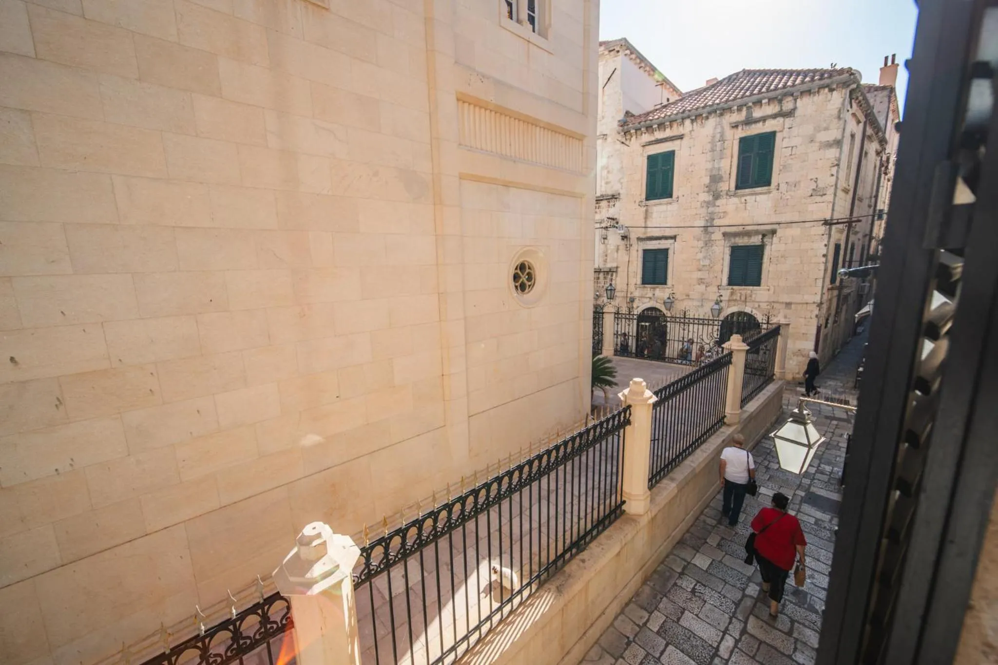 Day in SUNce Palace Apartments with free offsite parking