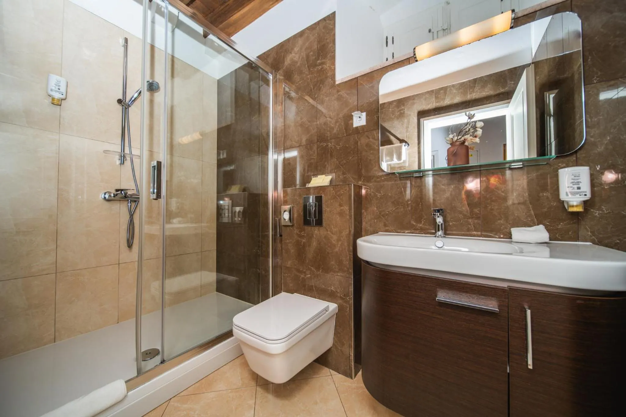 Shower in SUNce Palace Apartments with free offsite parking