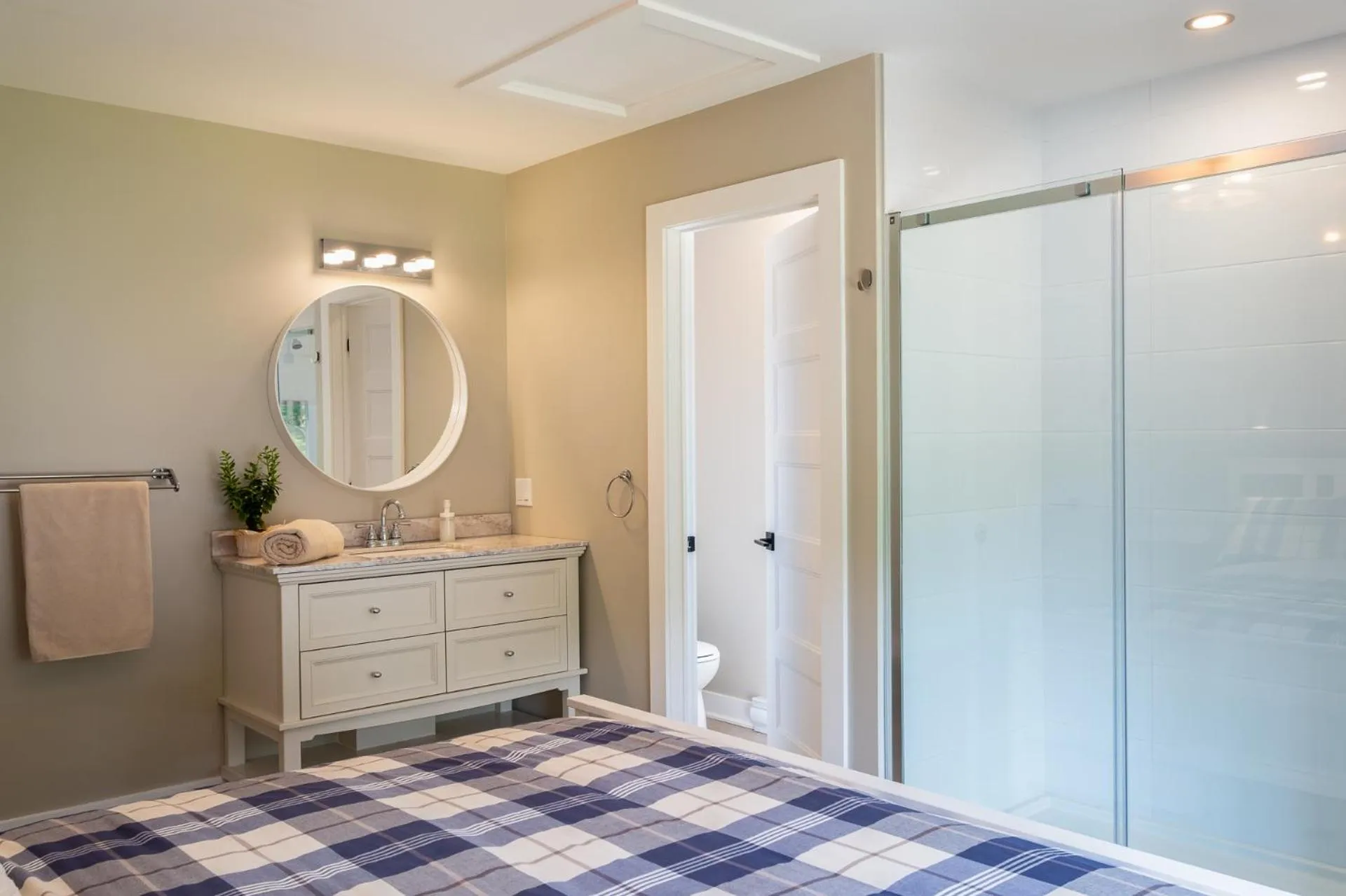 Bathroom, Bed in Les Chalets Sauvignon