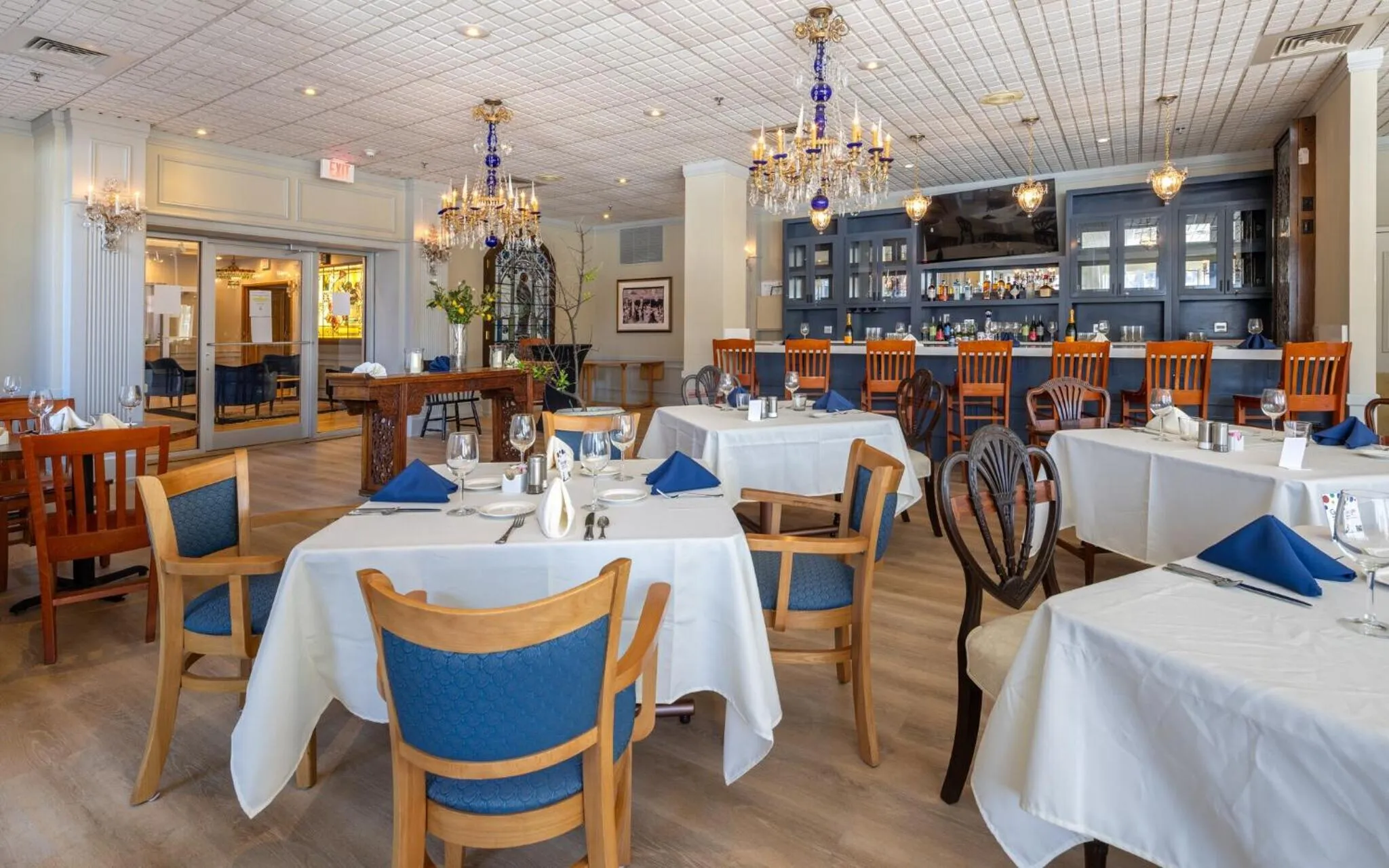 Restaurant/places to eat in The GEM Museum Suites