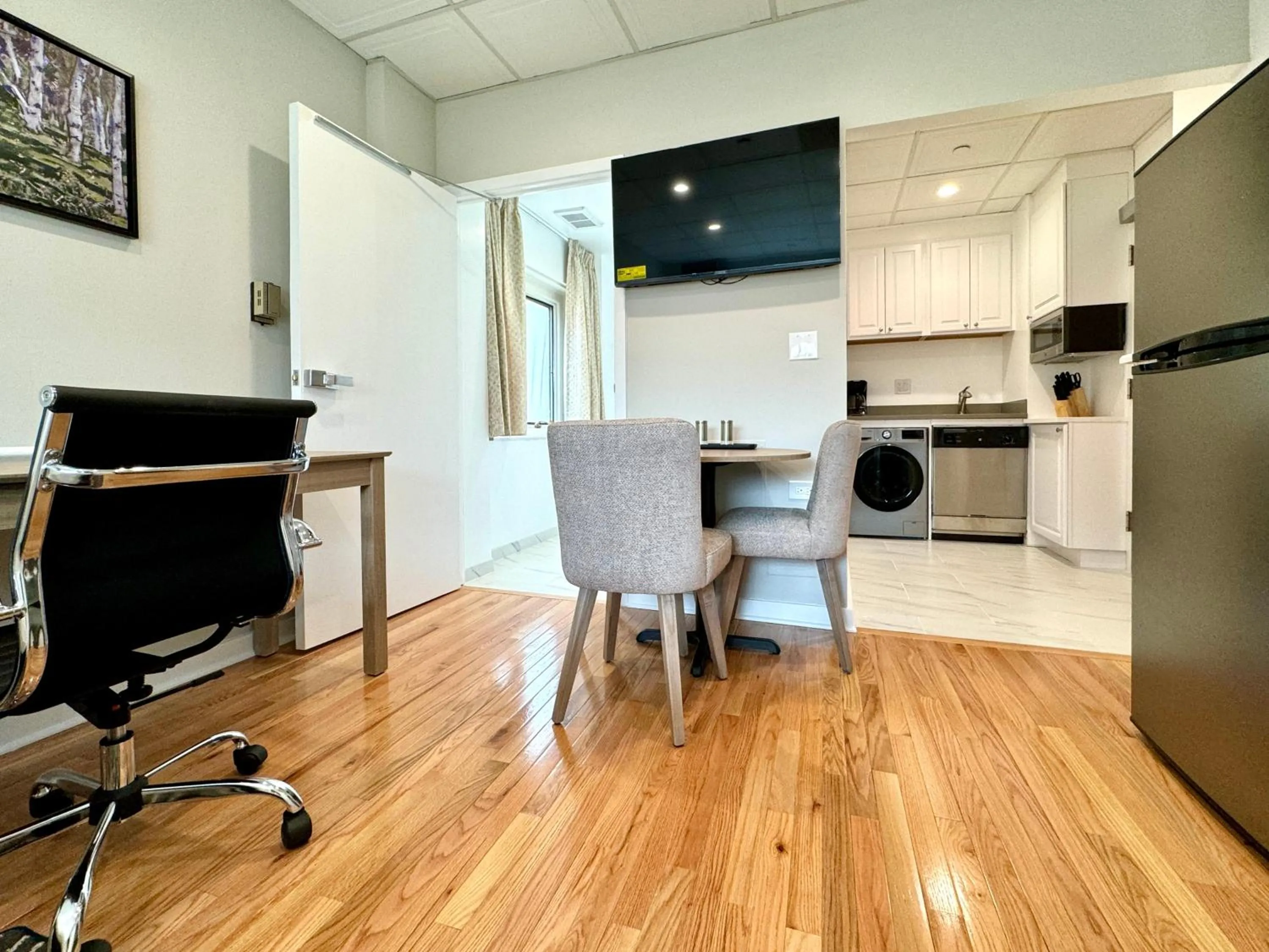 Kitchen or kitchenette in The GEM Museum Suites