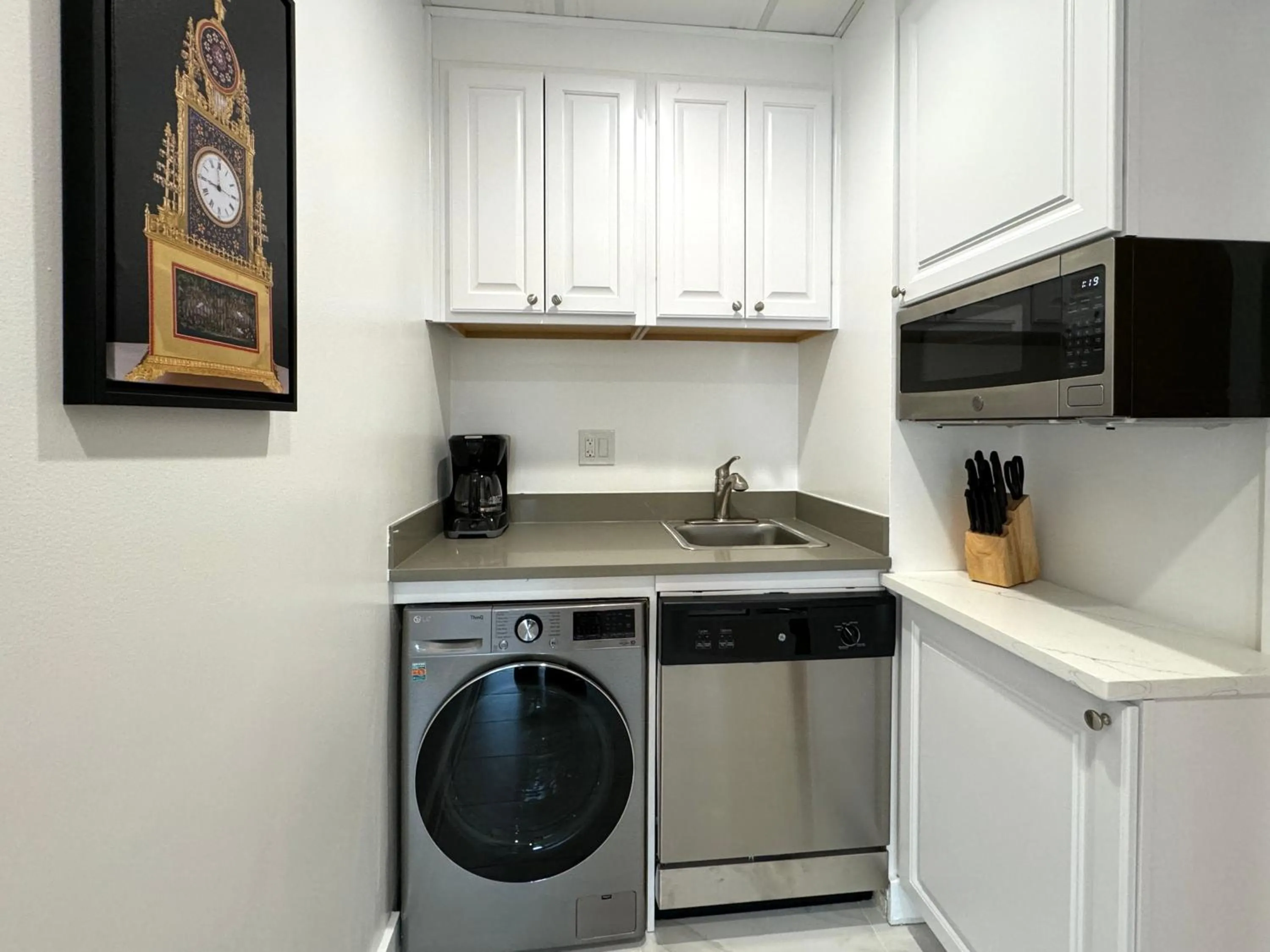 Kitchen or kitchenette in The GEM Museum Suites