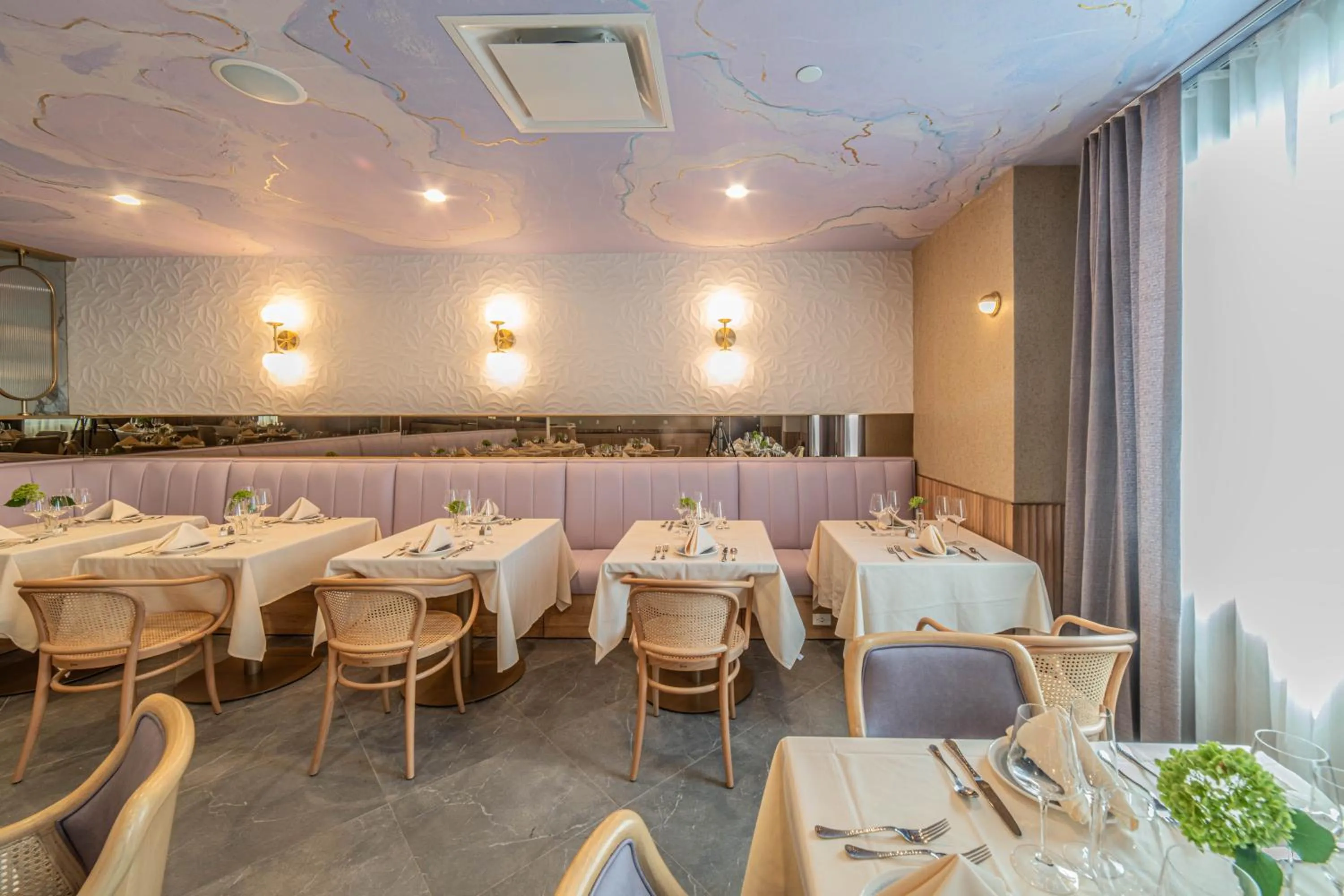 Restaurant/places to eat in Iris Hotel Boston