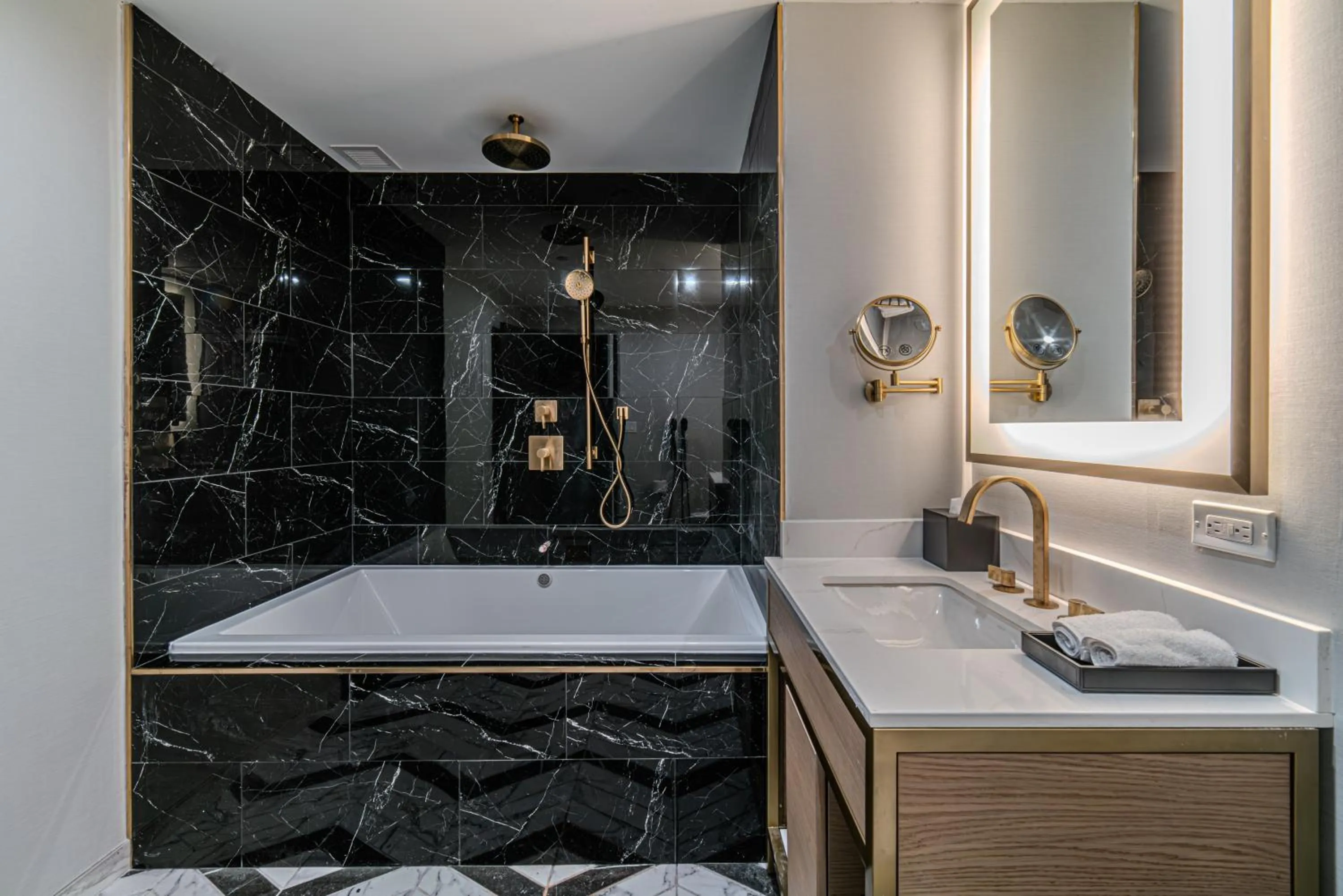 Bath in Iris Hotel Boston