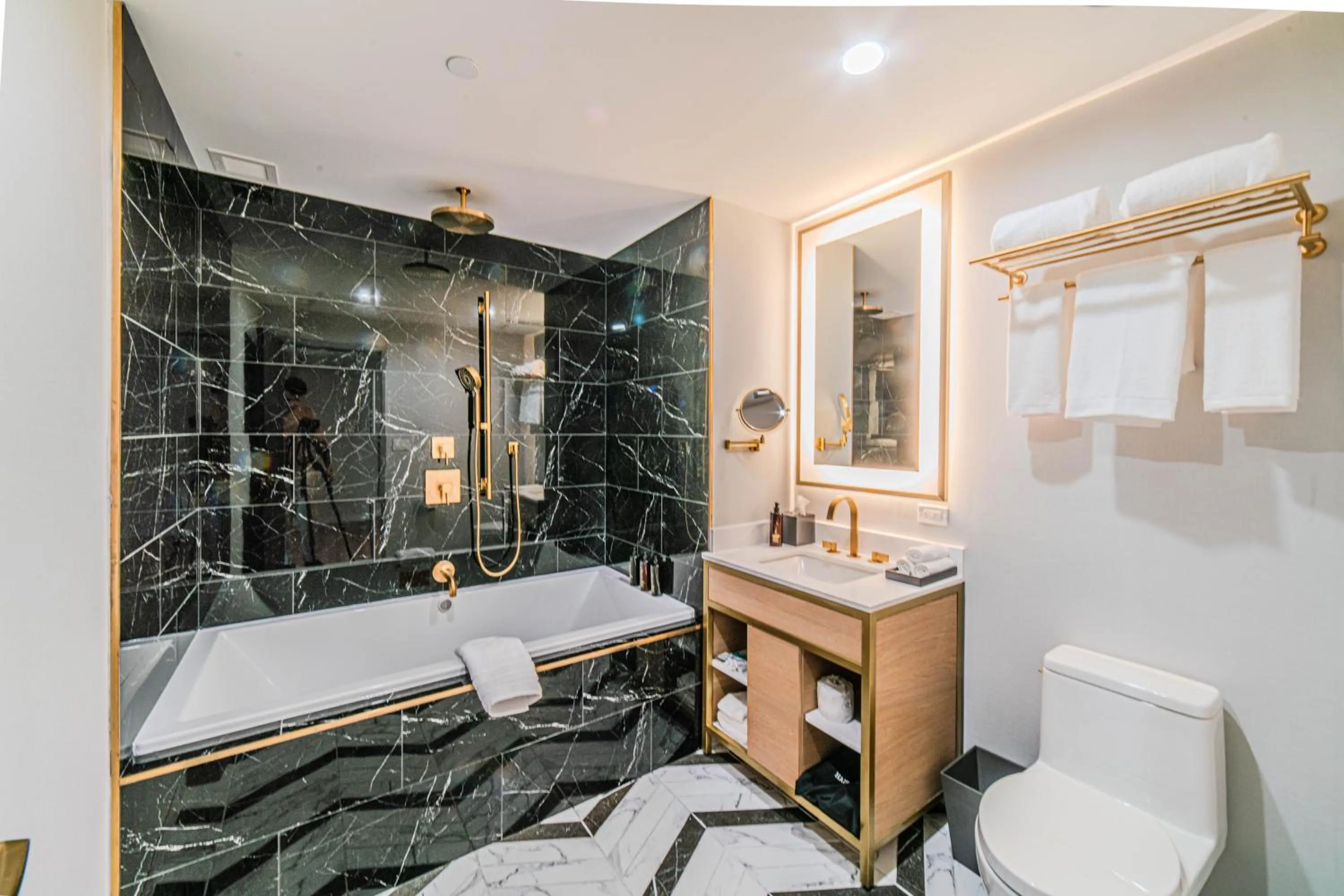 Bath in Iris Hotel Boston