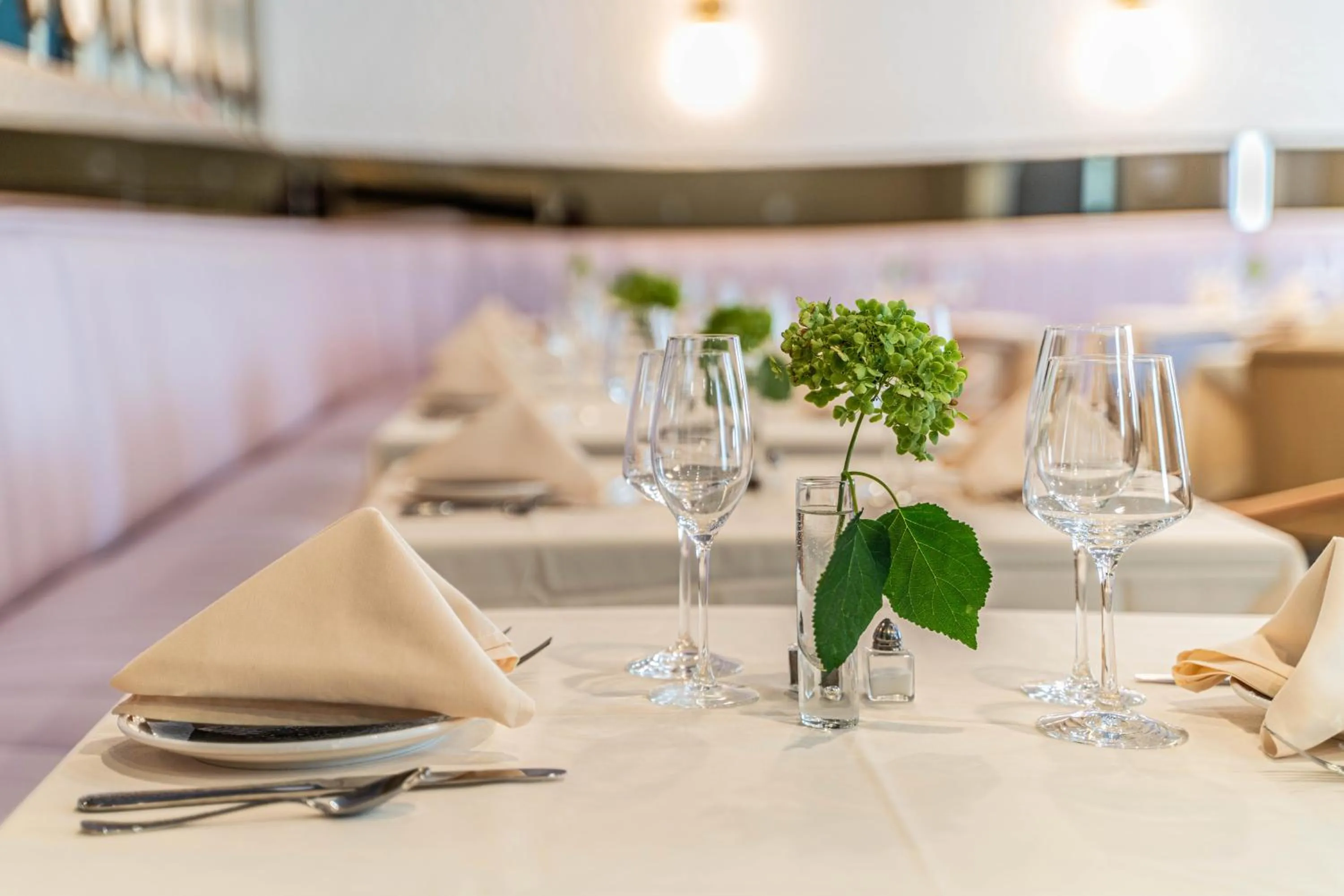 Restaurant/places to eat in Iris Hotel Boston