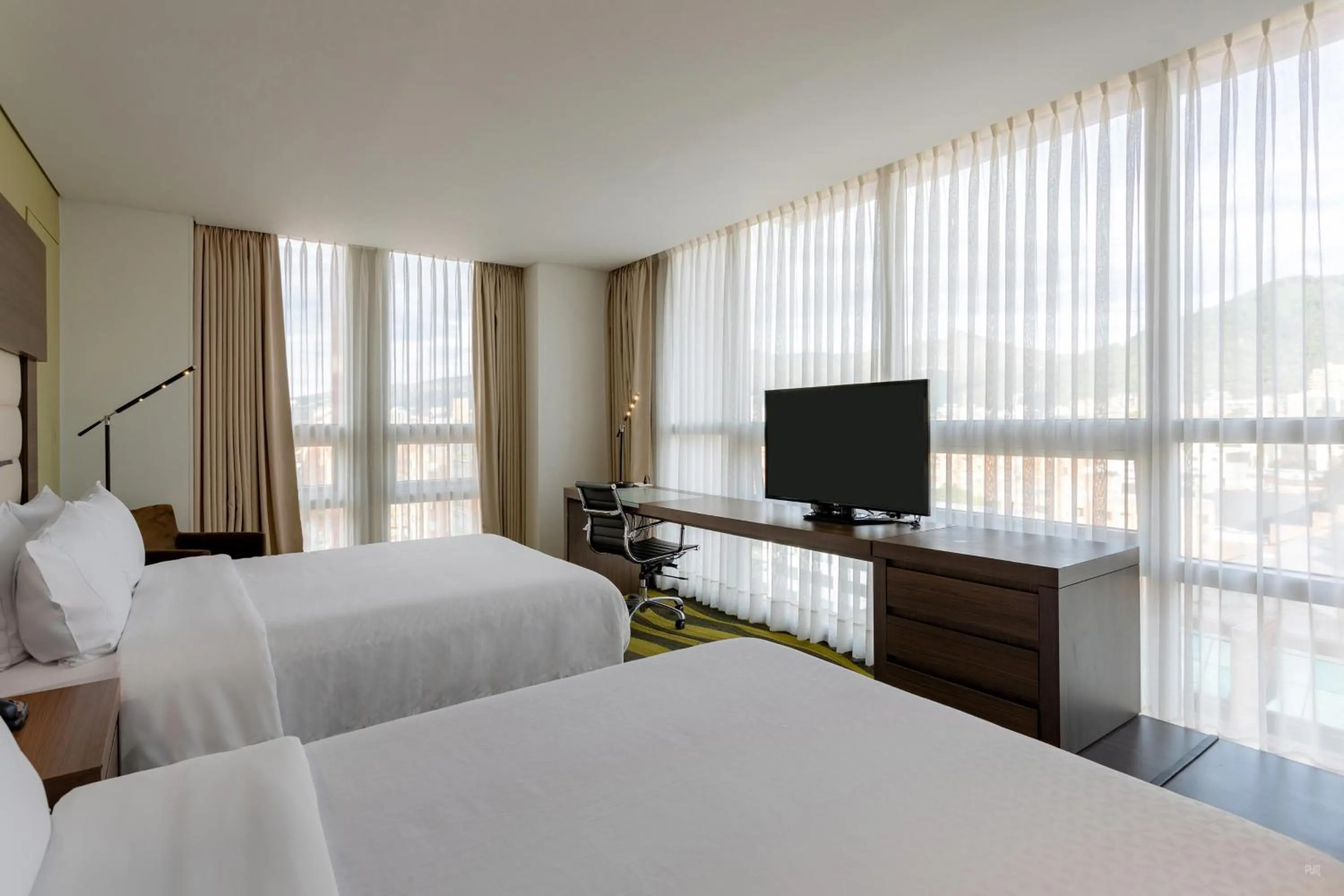 Photo of the whole room, Bed in Four Points By Sheraton Bogota