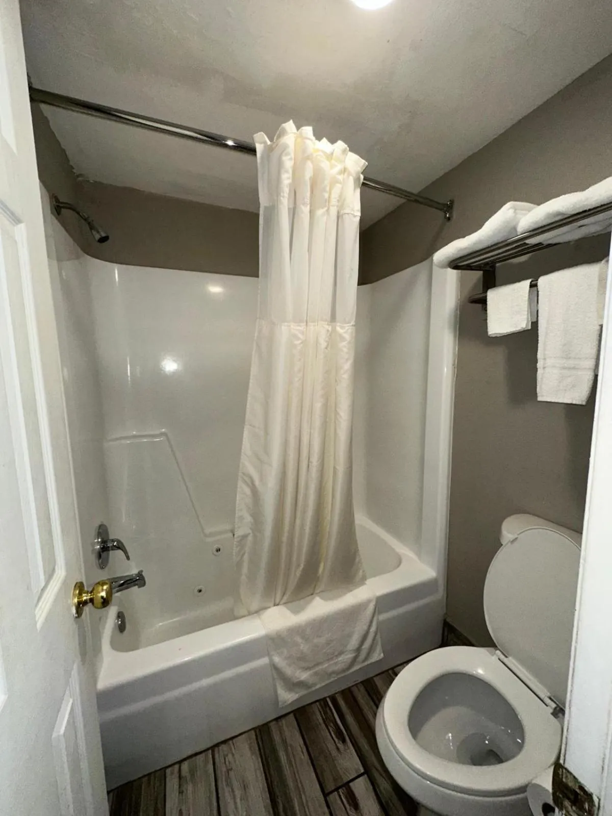 Shower in Jameson Inn Winder