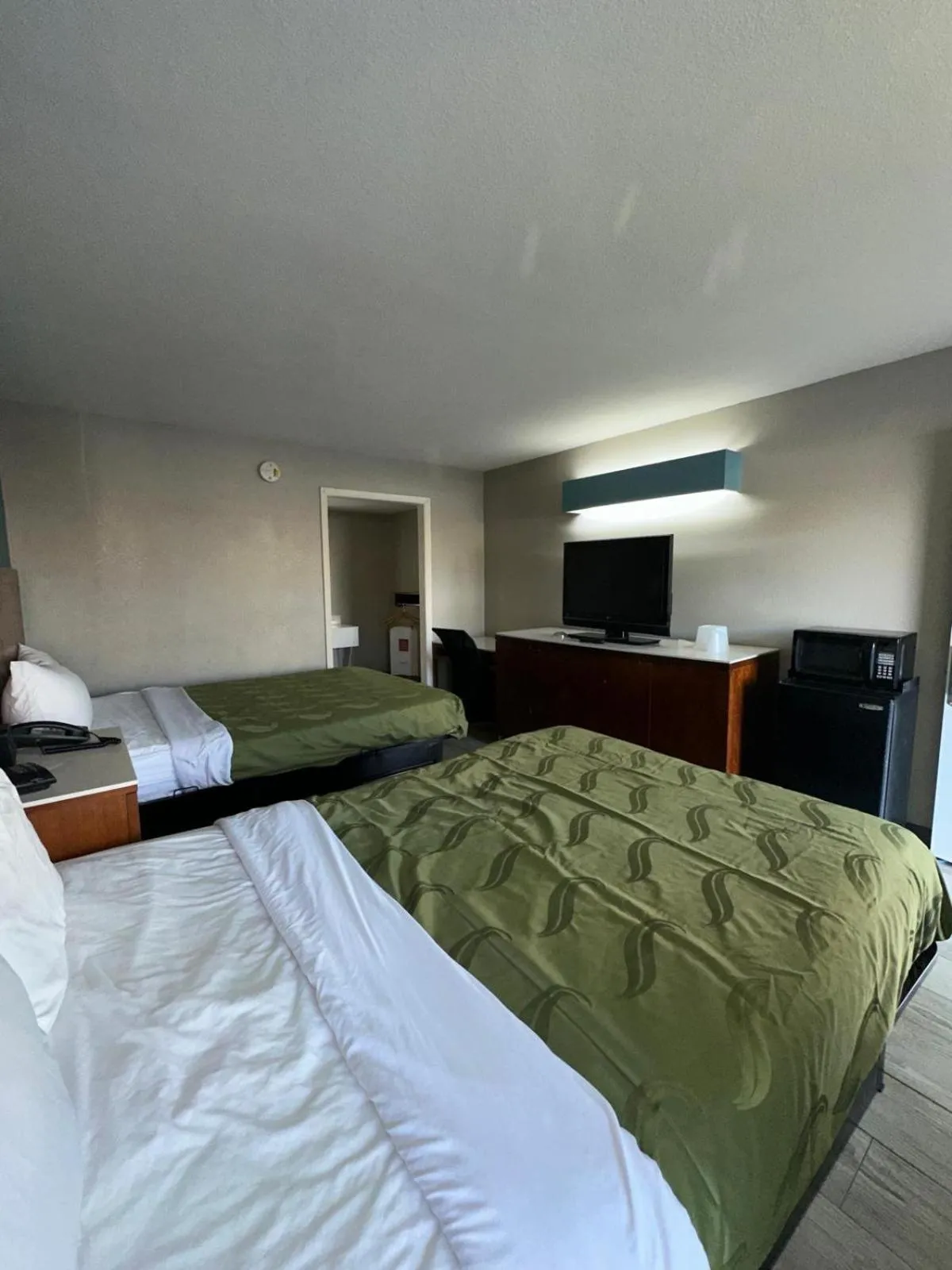 Bed in Jameson Inn Winder